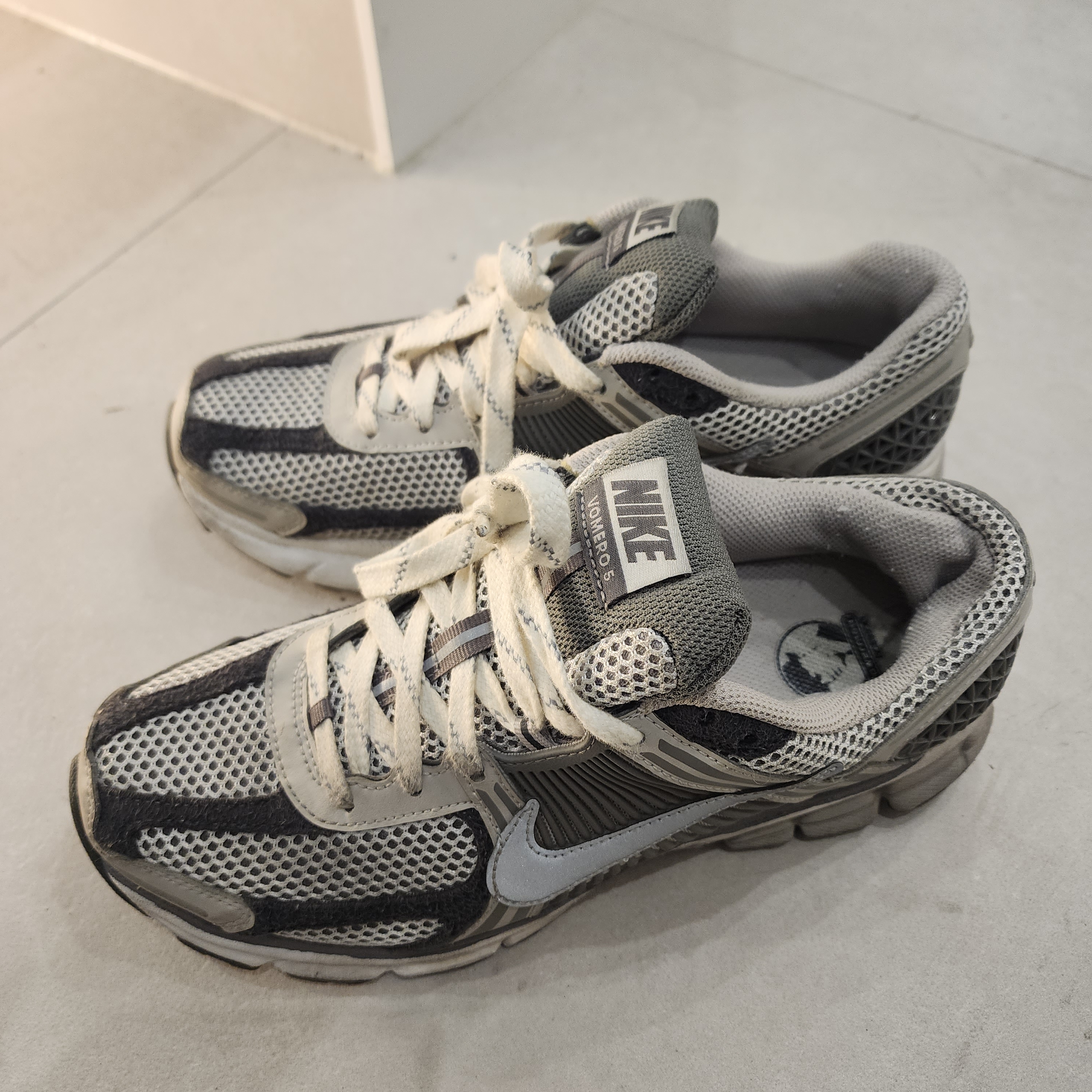 Nike Zoom Vomero 5 PRM Light Iron Ore and Flat Fewter 착용 스타일