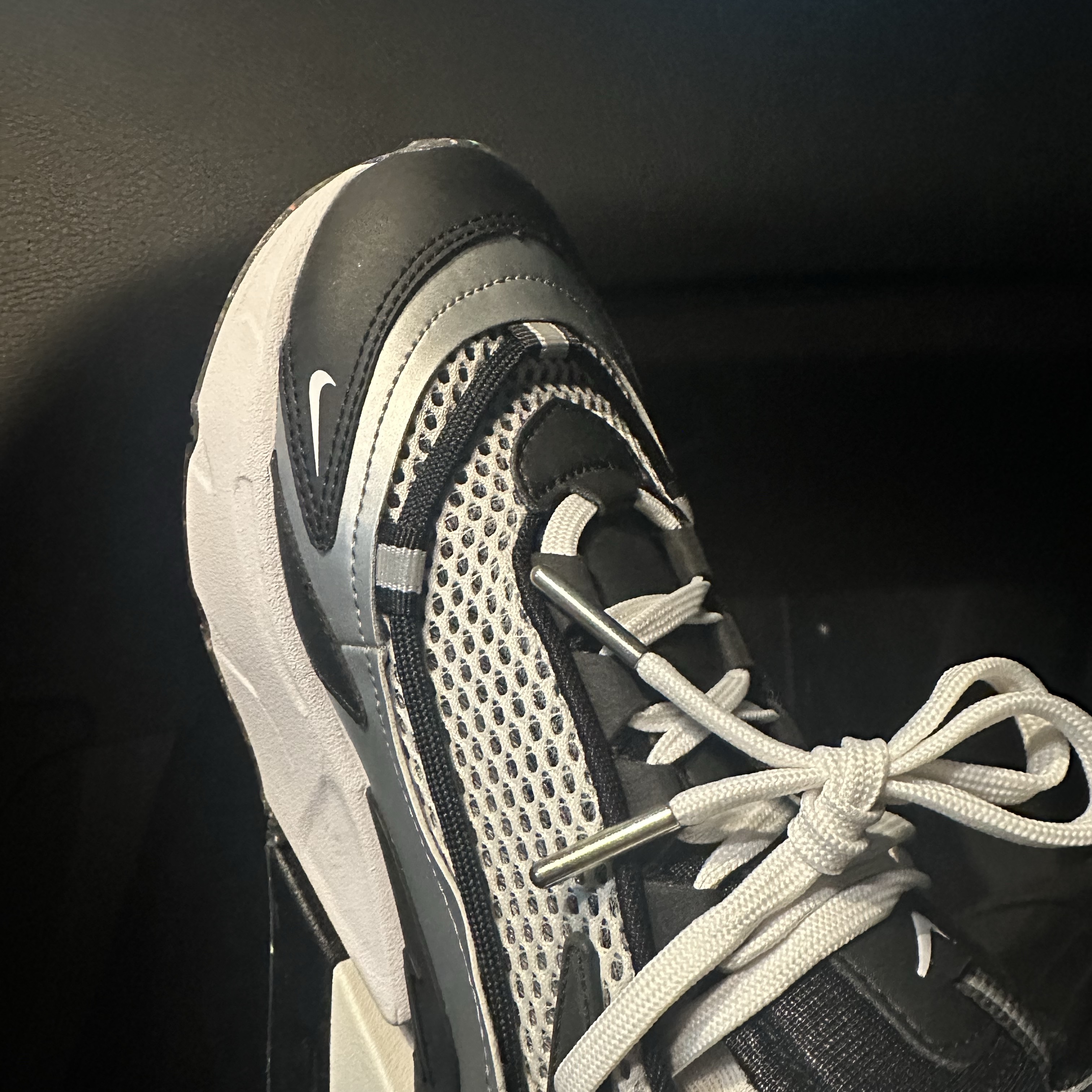 (W) Nike Air Max Furyosa Silver and Black 착용 스타일 - 1