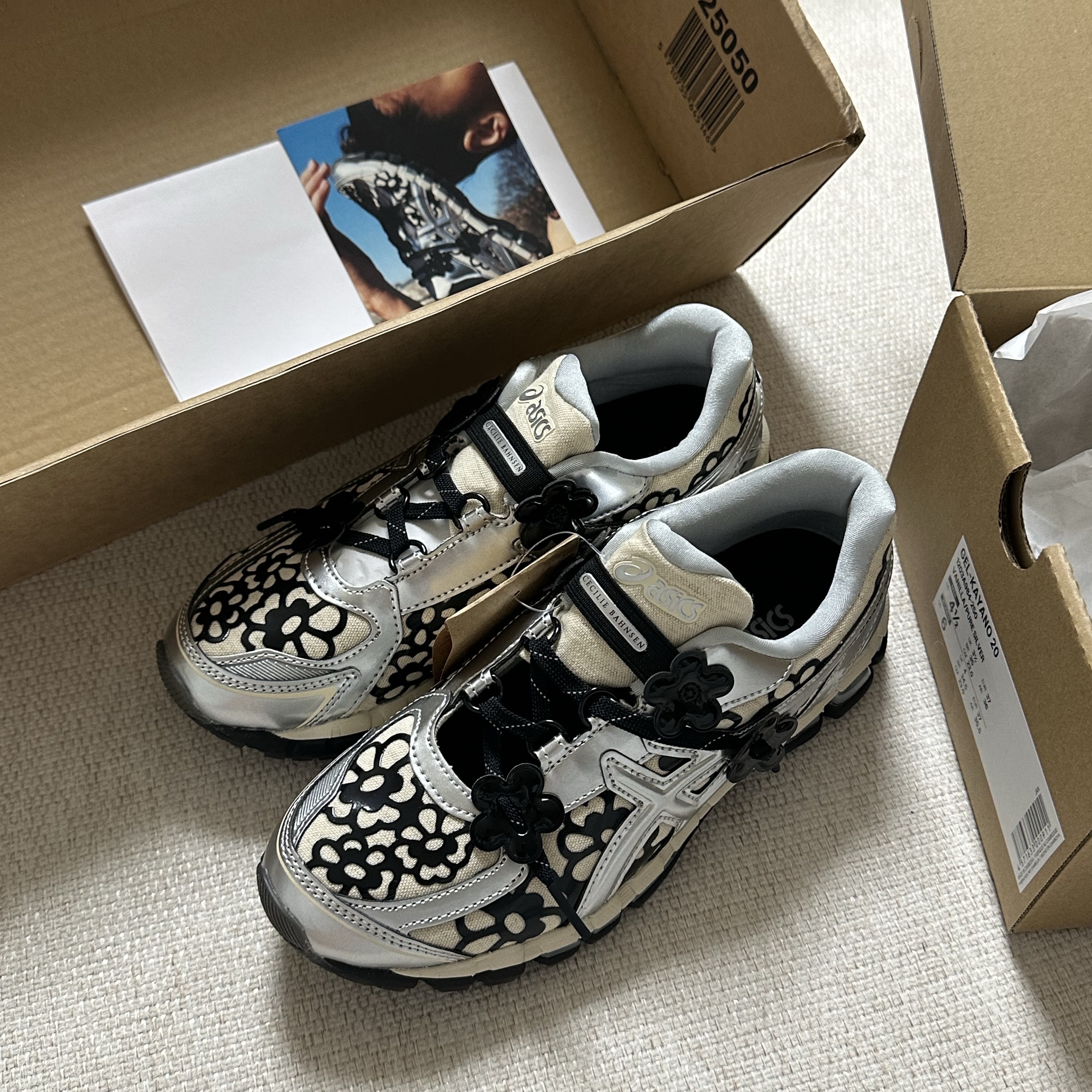 Asics x Cecilie Bahnsen Gel-Kayano 20 Vanilla Pure Silver 착용 스타일 - 1