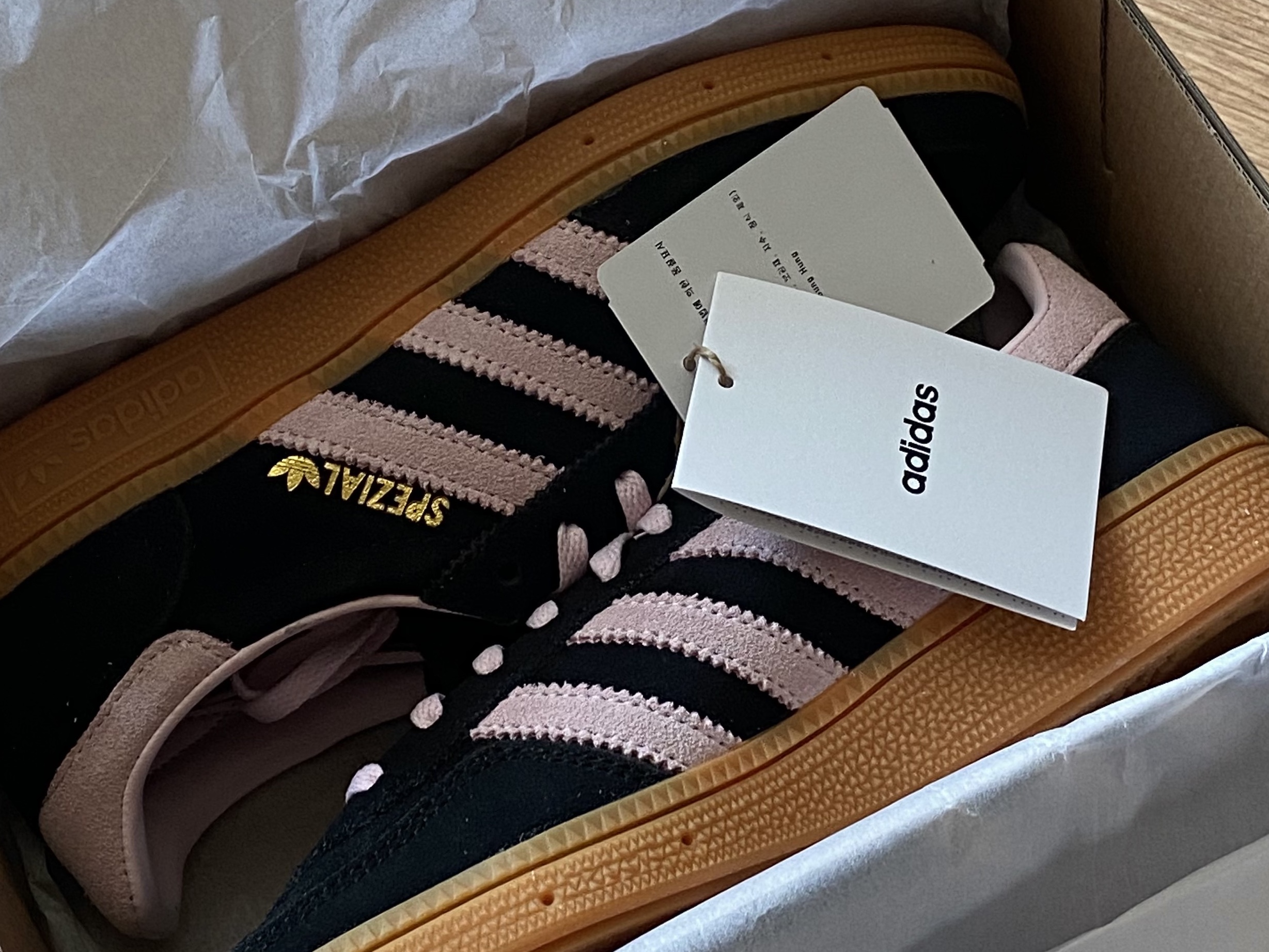 (W) Adidas Spezial Handball Core Black Clear Pink 착용 스타일 - 2
