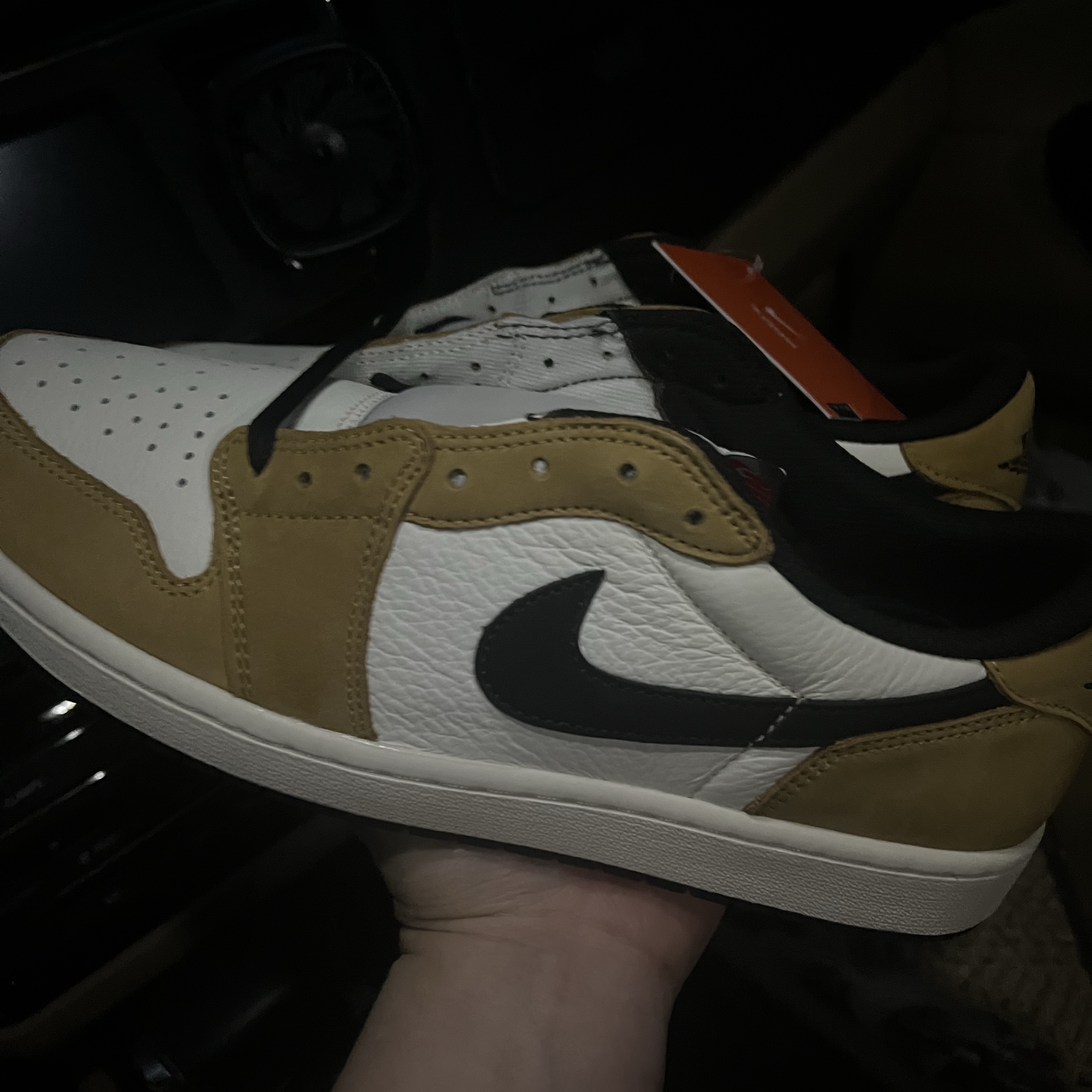 Jordan 1 Low OG Sail and Golden Harvest 착용 스타일