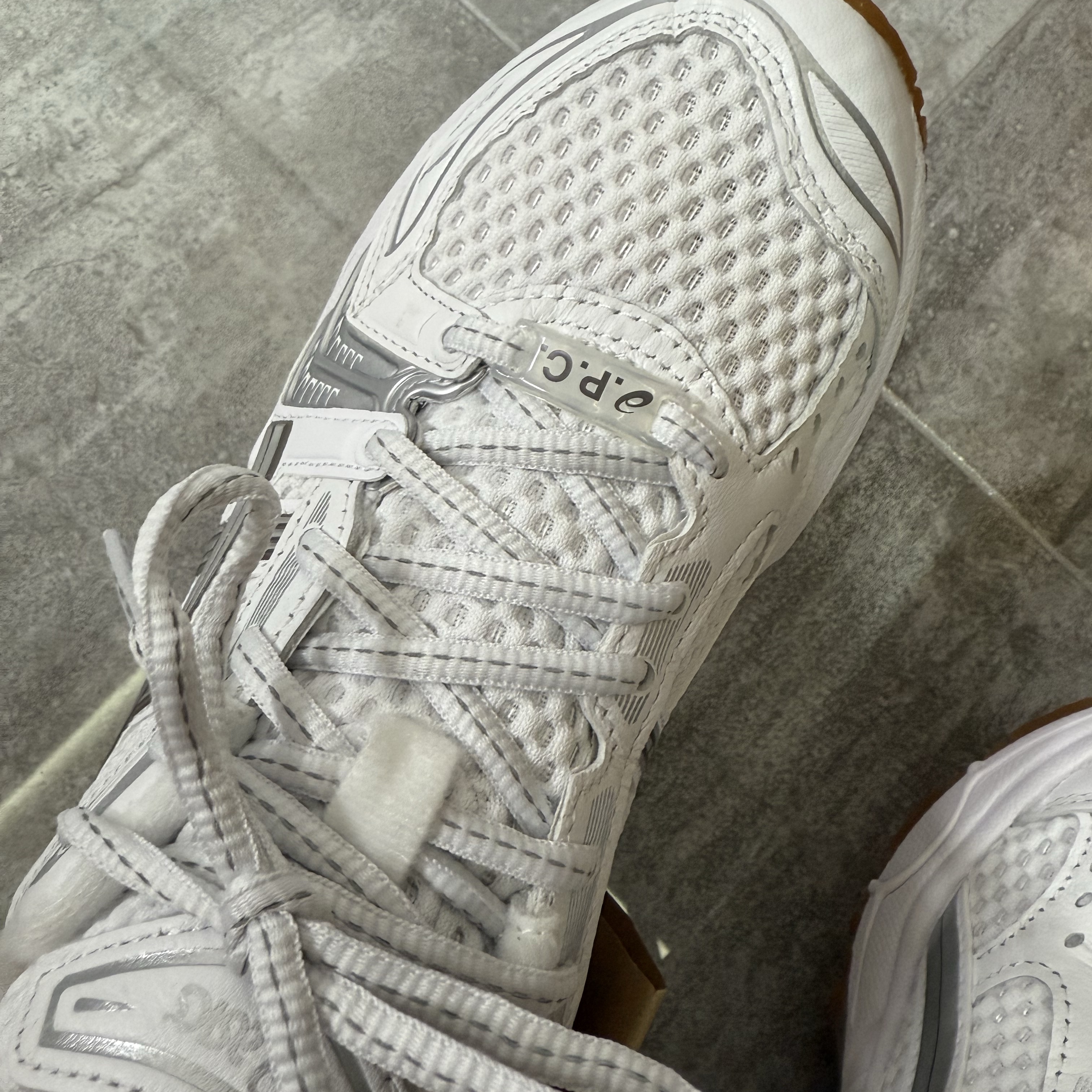 Asics x A.P.C. Gel-Kayano 14 White Pure Silver 착용 스타일 - 2