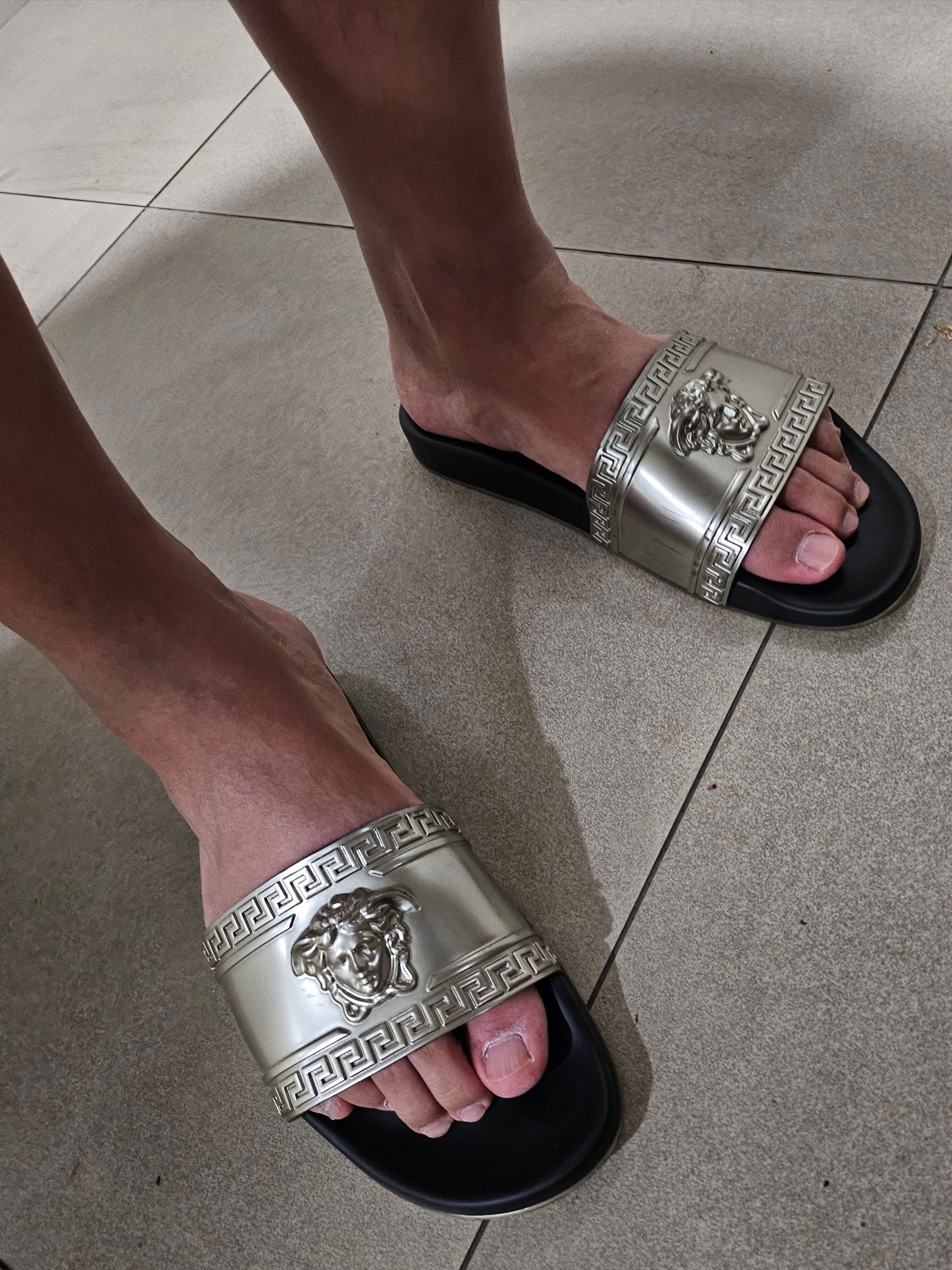Versace La Medusa Slides Black 착용 스타일