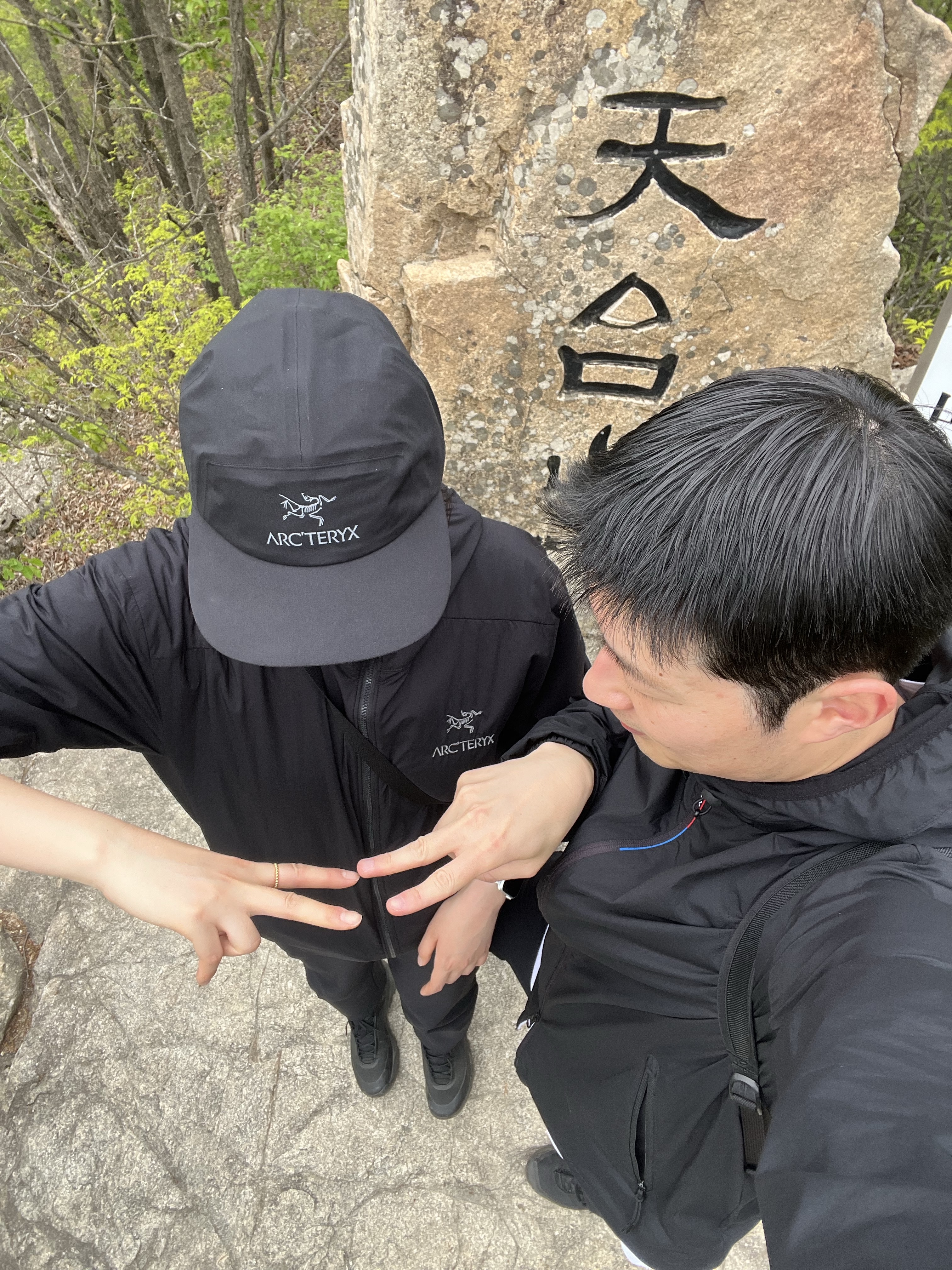 Salomon Modisay Aero Black, Arc'teryx Heliad 15 Backpack Black 착용 스타일 - 3