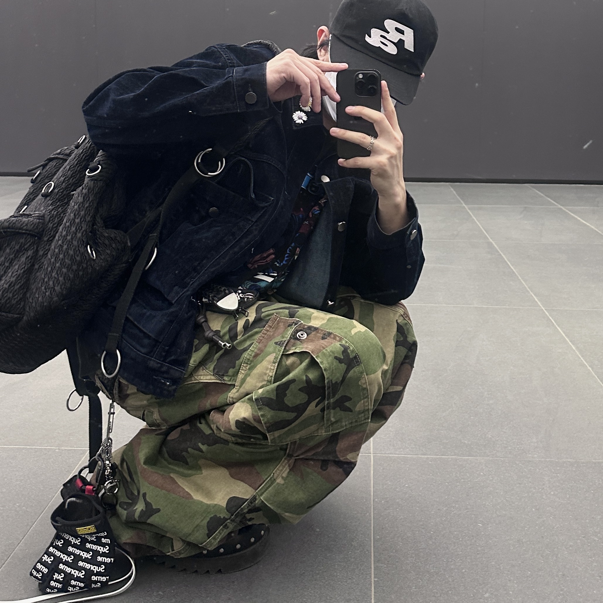 Toga Virilis AJ1066 Mules Leather Black, NOD Stone Washed Cargo Pants Camo 착용 스타일 - 2