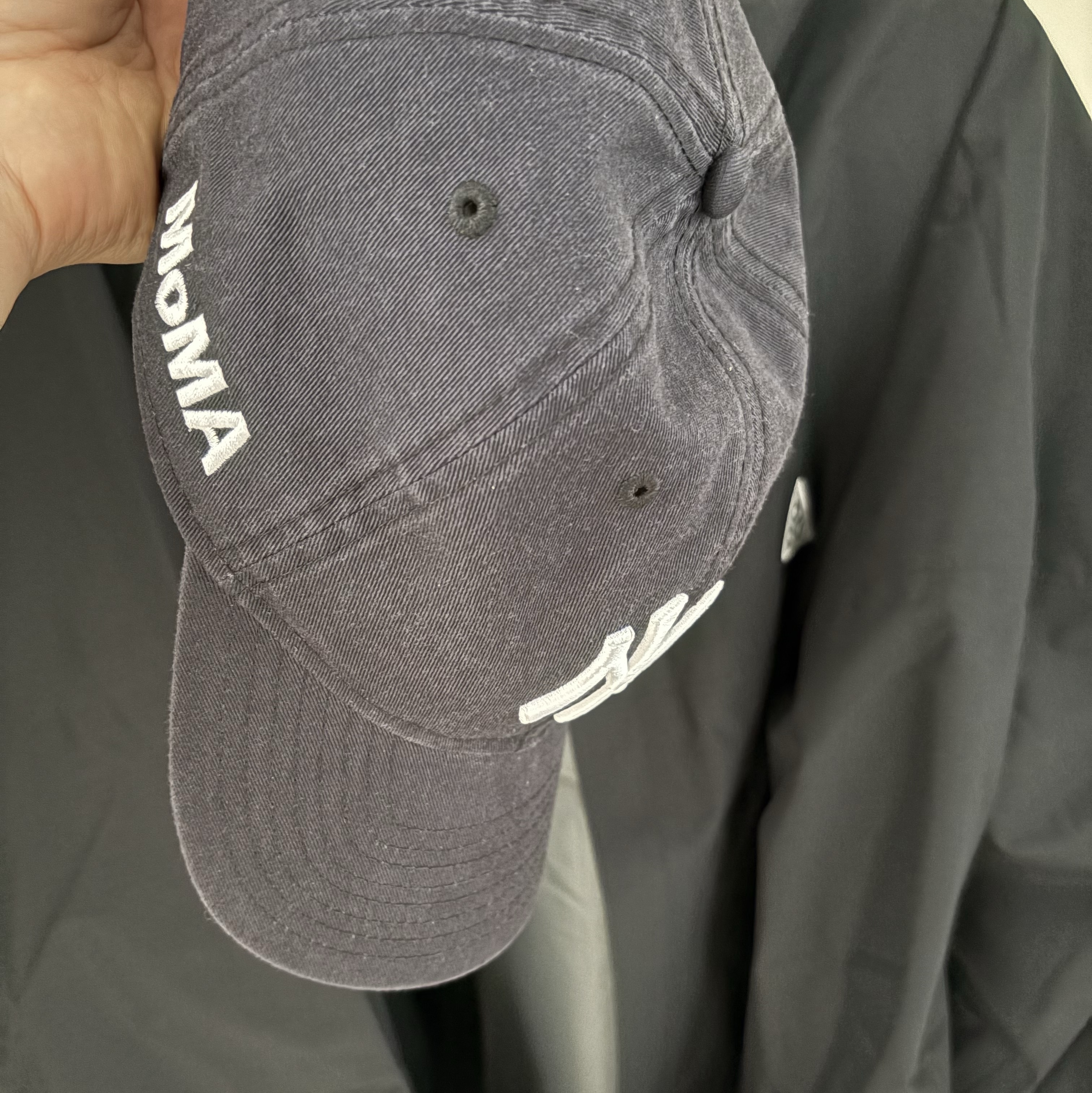New Era x MoMA New York Yankees Cap Navy 착용 스타일