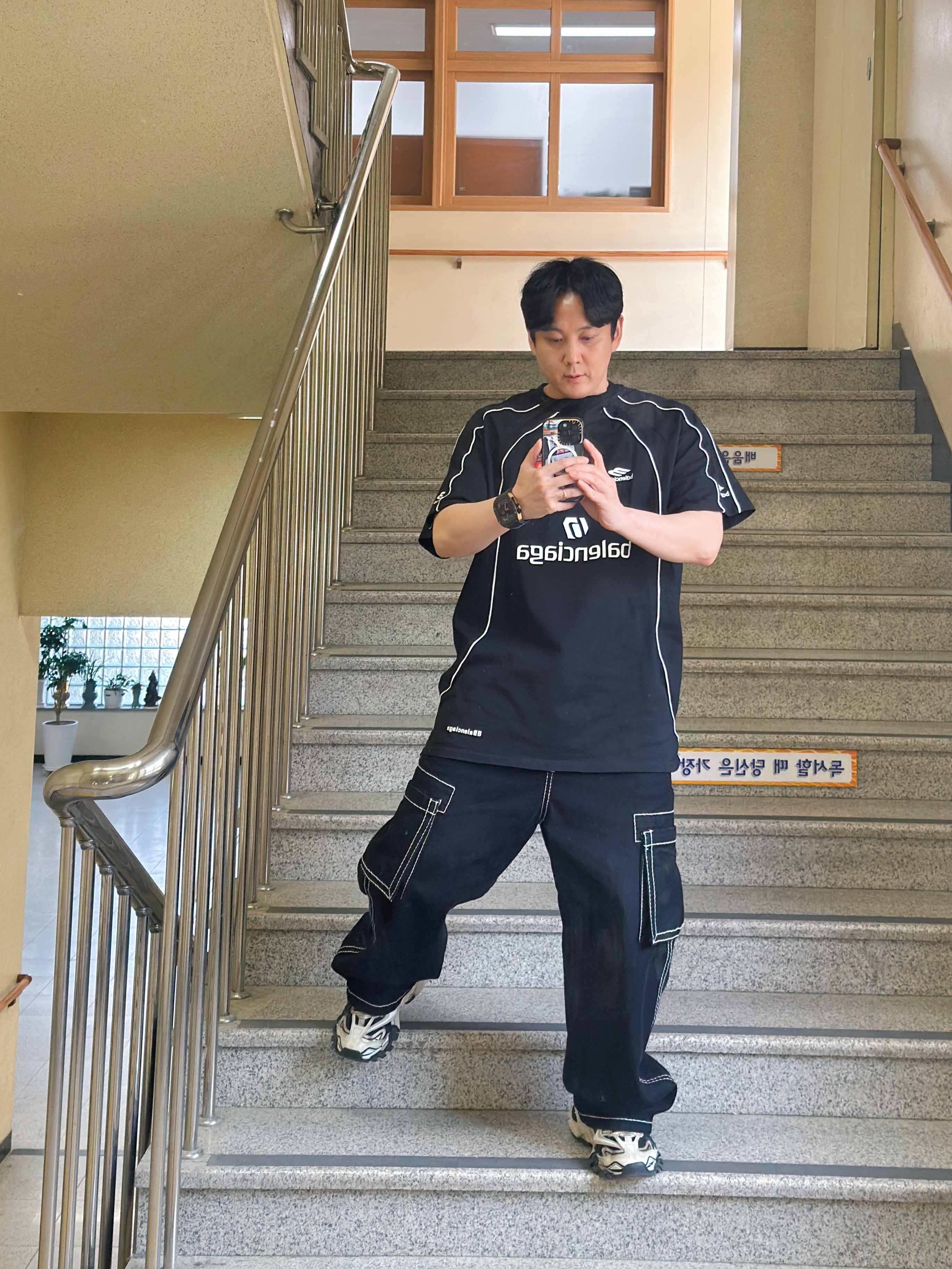 True Religion Classic Cargo Pants Mk-1 Black, Balenciaga Soccer Series Barcelona Soccer Oversized T-Shirt Black 착용 스타일 - 1