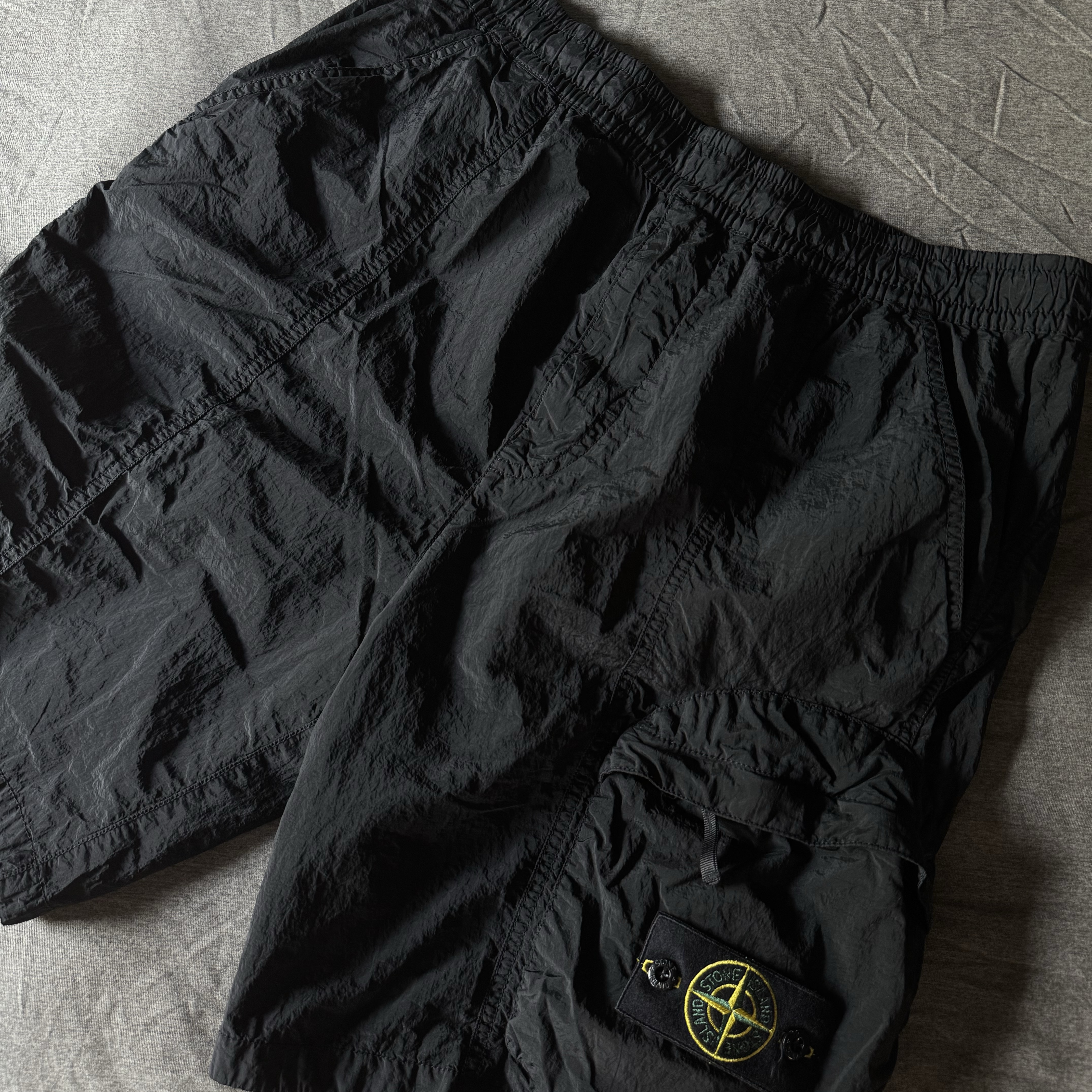 Stone Island L100007 Nylon Metal in Econyl Comfort Fit Cargo Bermuda Shorts with Elasticated Waistband Black - 25SS 착용 스타일