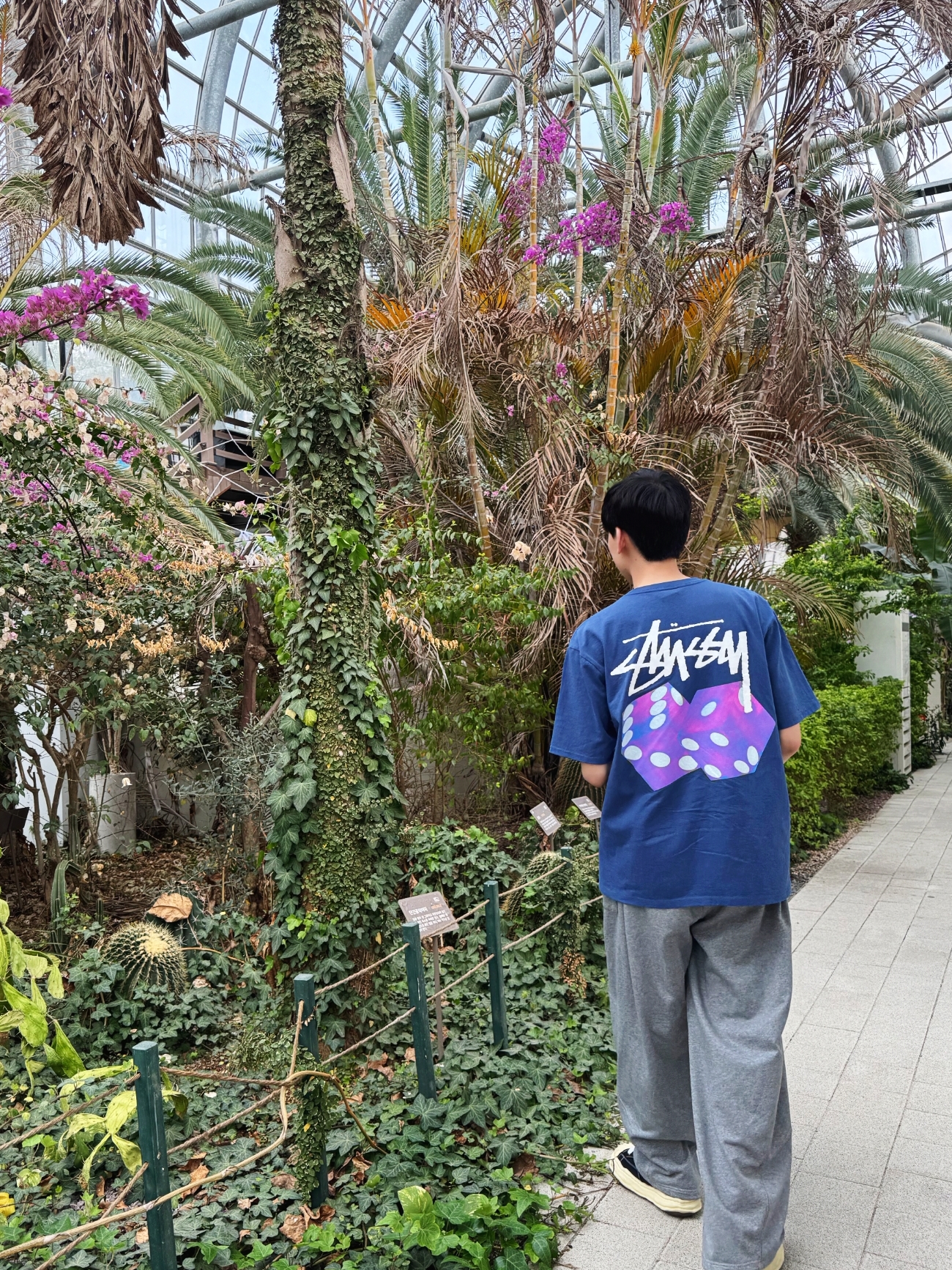 Stussy Diced Out T-Shirt Midnight, Maison Mihara Yasuhiro Blakey VL OG Sole Canvas Low-top Sneakers Black 착용 스타일 - 2