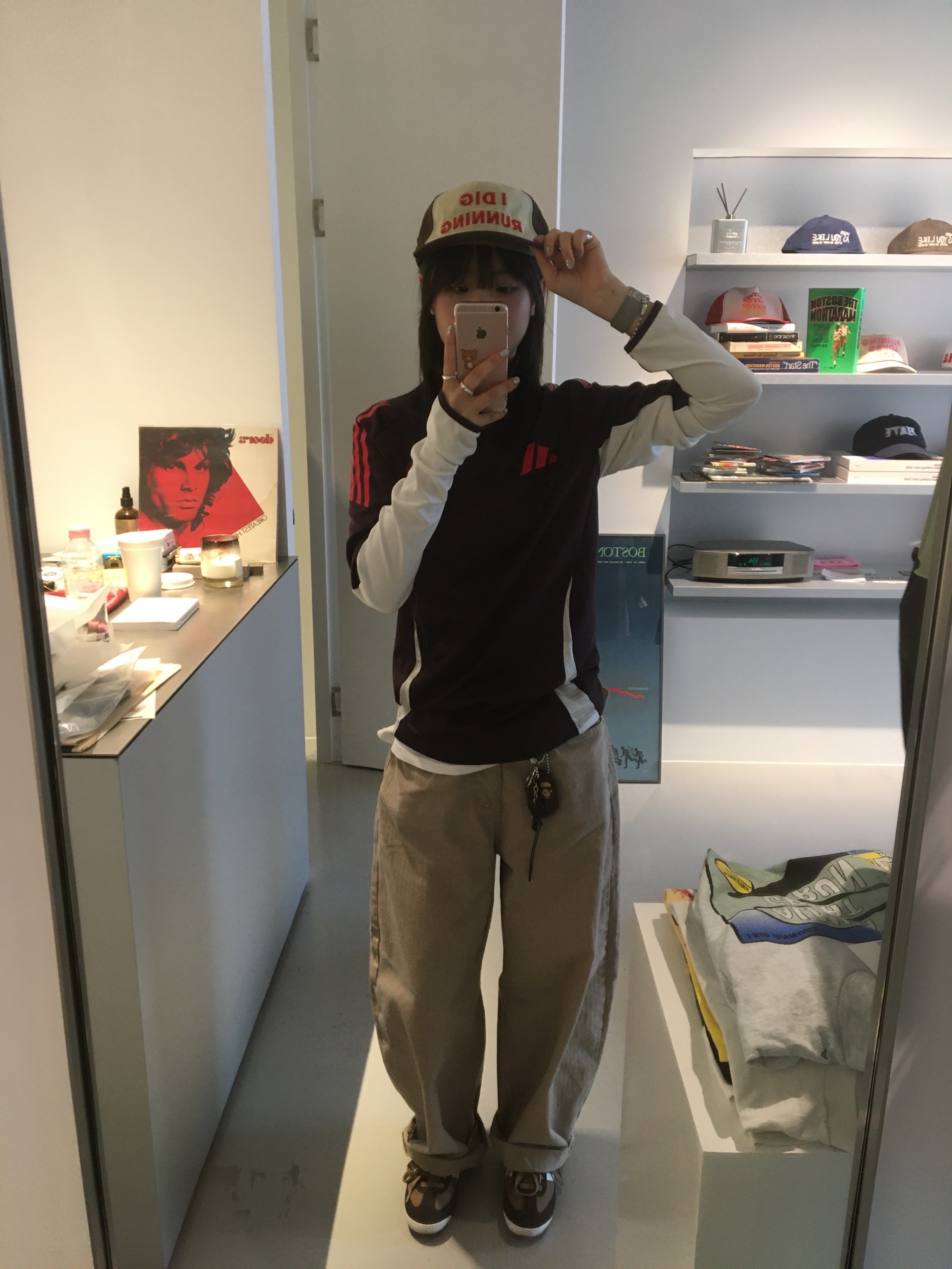 Alex Zono I Dig Running Trucker Hat OG Brown, BAPE Ape Head Coin Case M Brown 착용 스타일