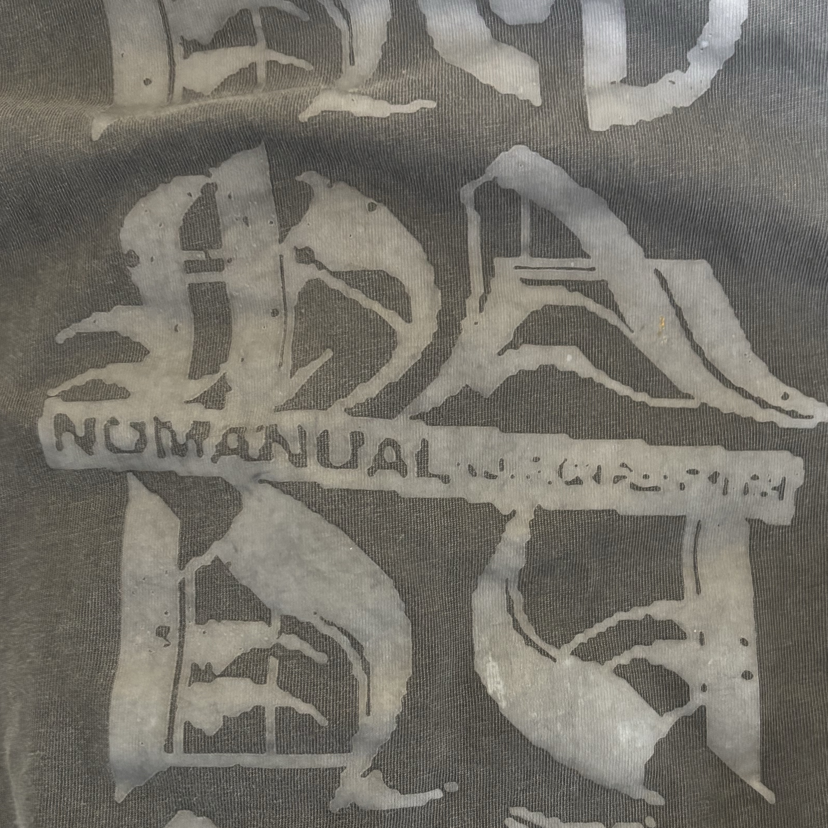 NOMANUAL Black Letter T-Shirt Charcoal 착용 스타일
