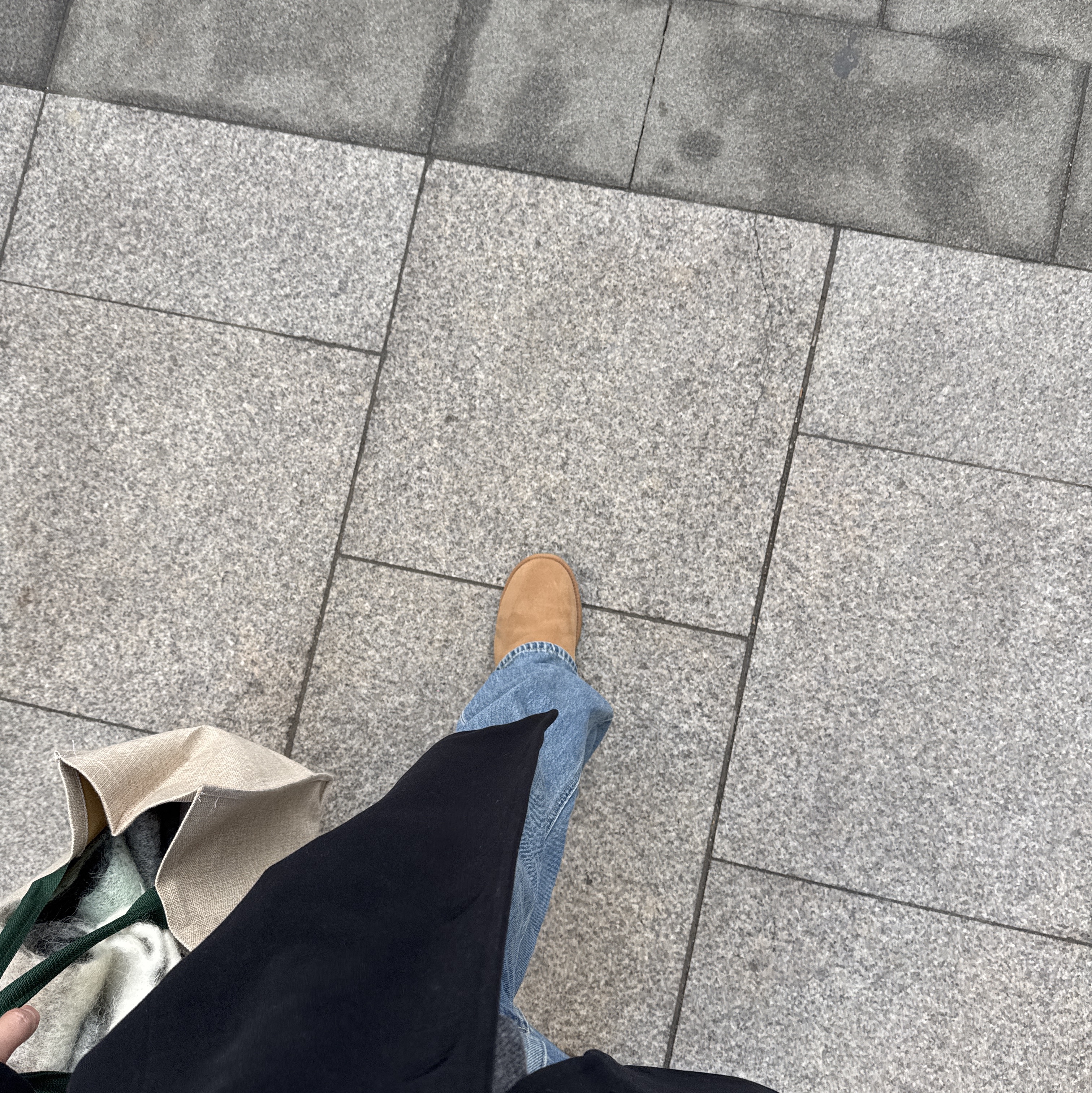 UGG Classic Mini Boots Chestnut 착용 스타일