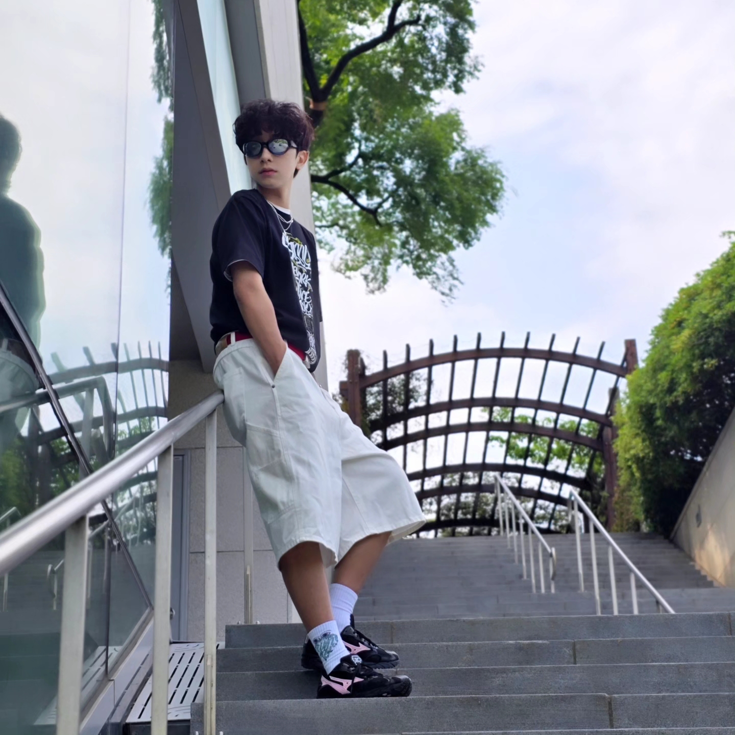 Stussy x Born X Raised Handstyles T-Shirt Black, True Religion Hustle Webbing Belt Red 착용 스타일 - 4