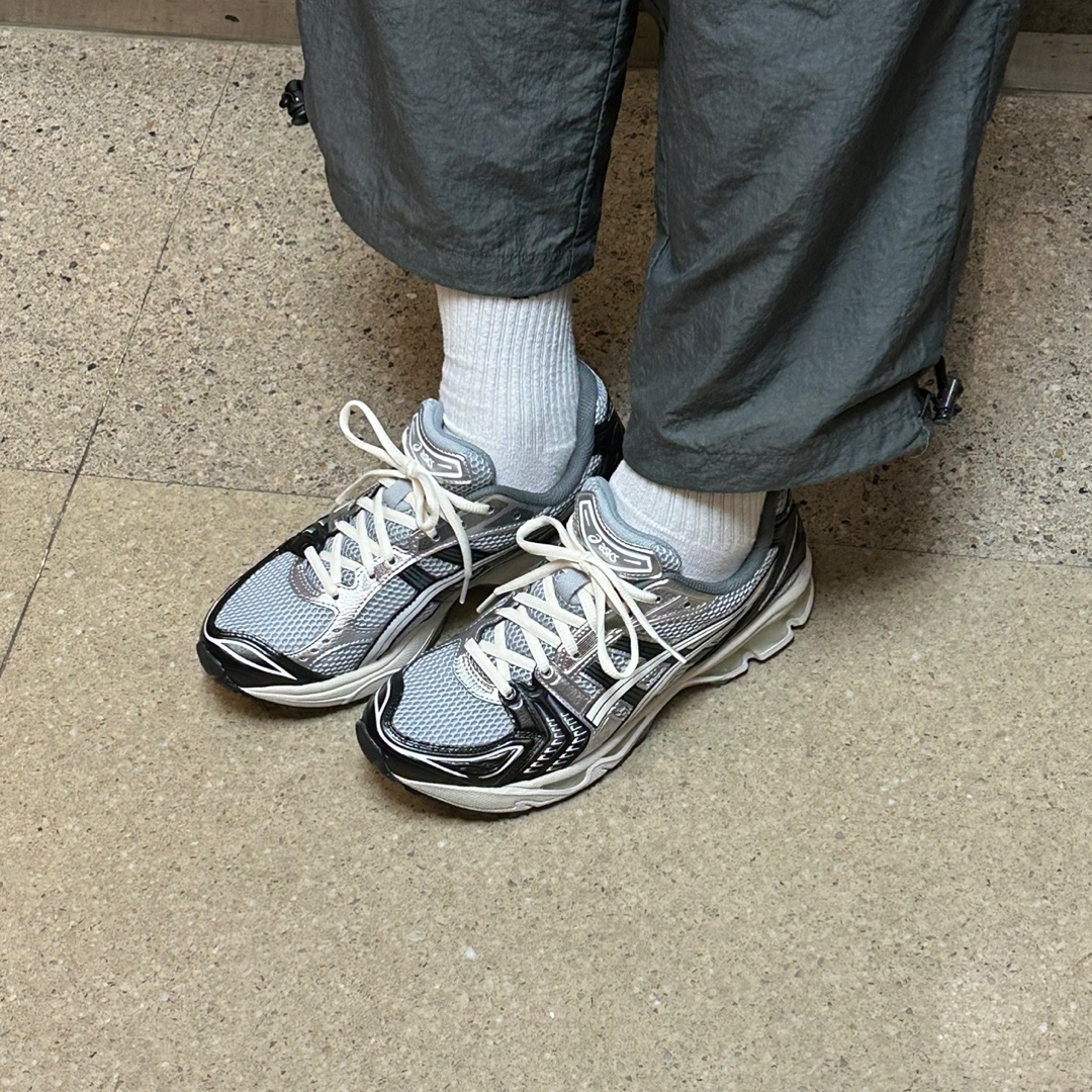 Asics Gel-Kayano 14 Black Glacier Grey 착용 스타일 - 2