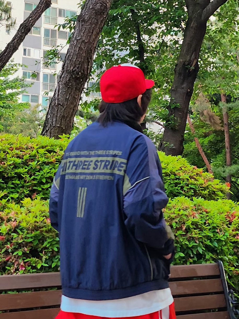Adidas Rivalry Low 86 Core White Team Power Red, Essentials x New Era 59FIFTY Fitted Cap Scarlet 착용 스타일 - 3