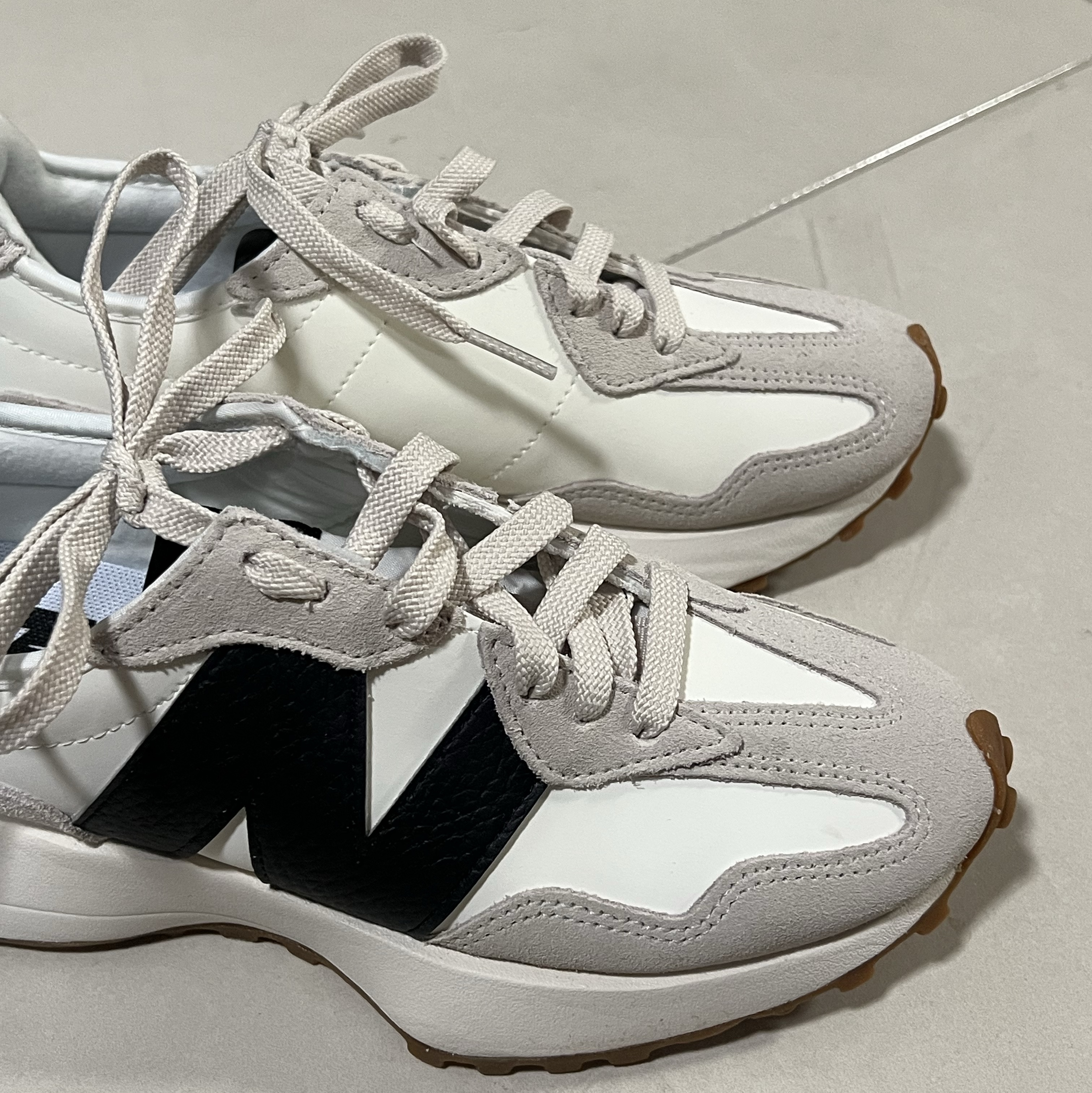 (W) New Balance 327 Moonbeam Grey 착용 스타일