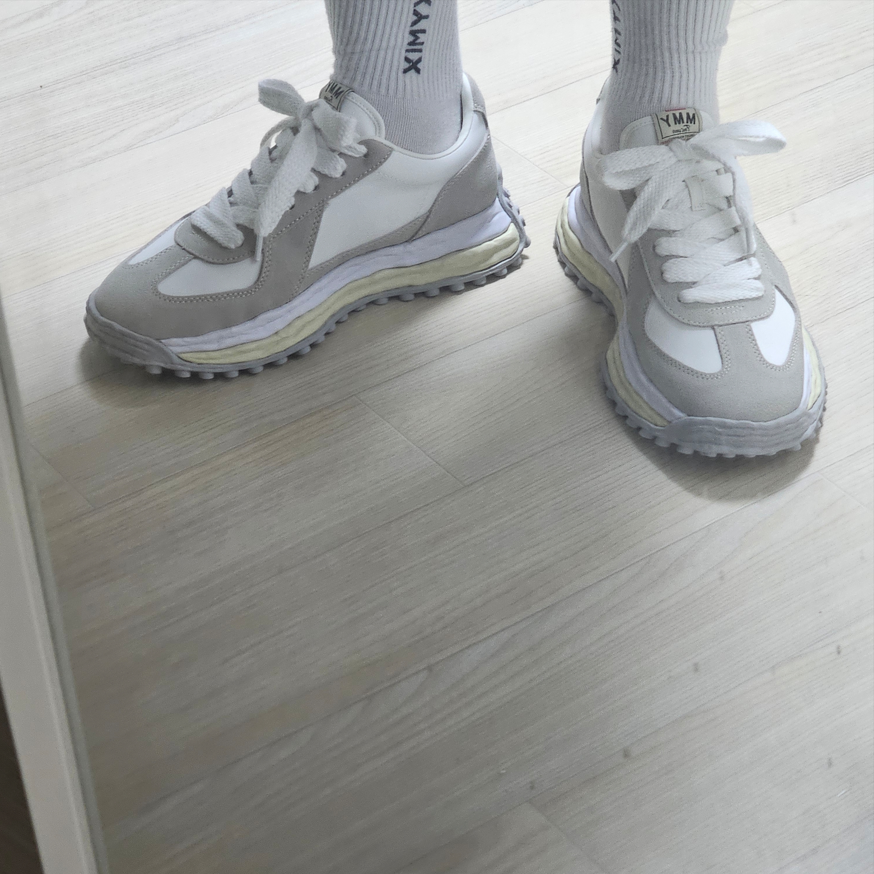Maison Mihara Yasuhiro Larry OG Sole Mix Material Low-top Sneakers White 착용 스타일 - 5