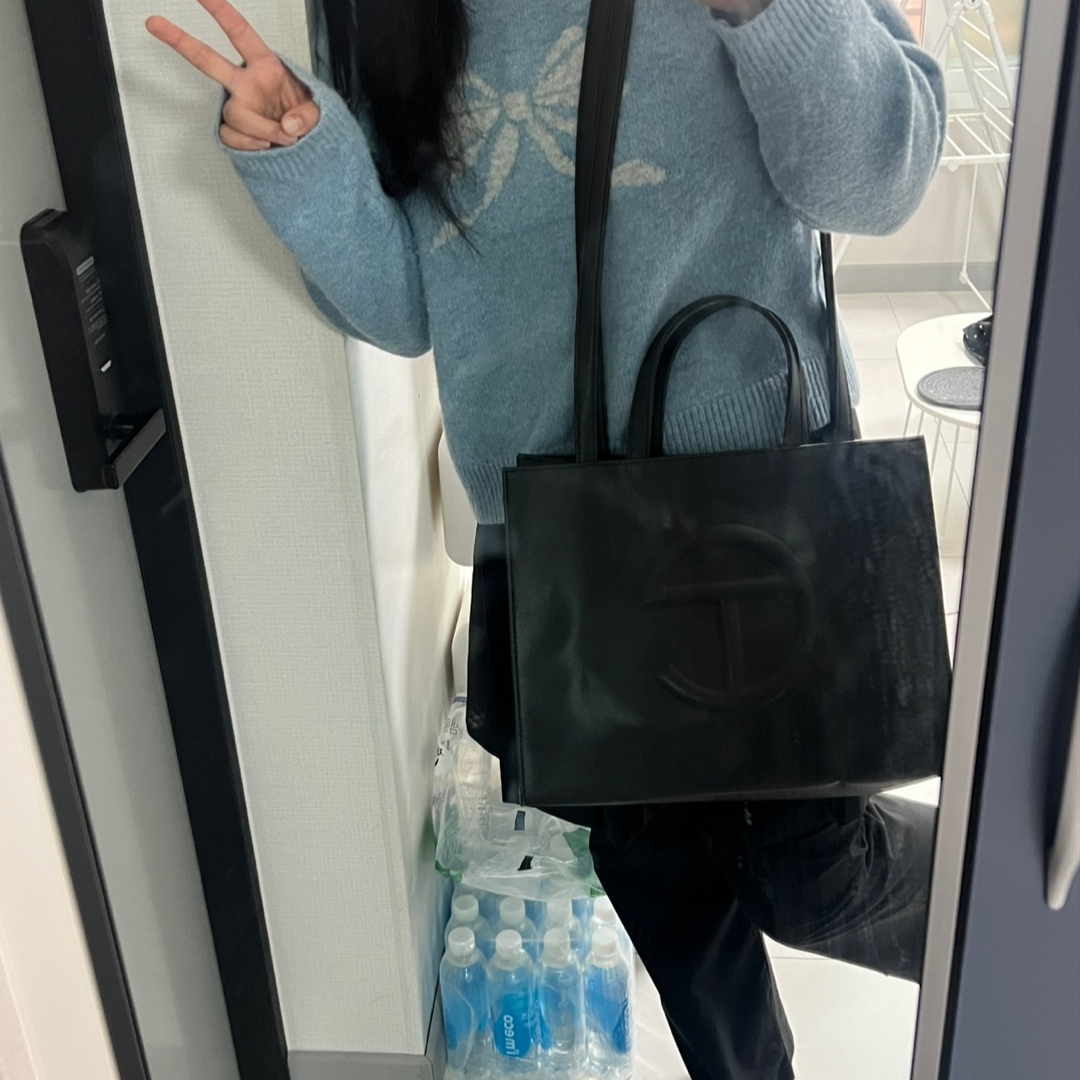 Telfar Medium Shopping Bag Black 착용 스타일