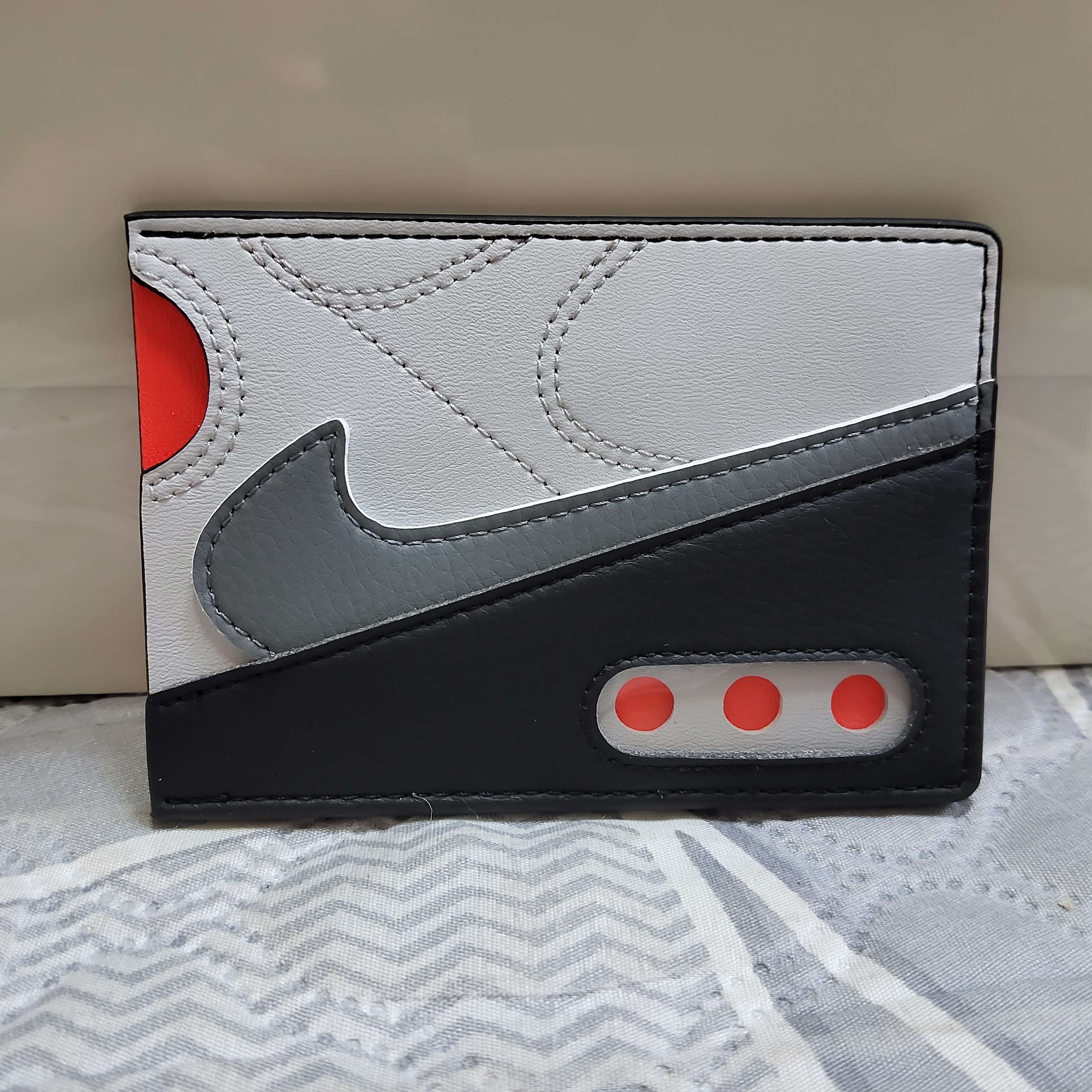 Nike Icon Air Max 90 Card Wallet Neutral Grey 착용 스타일 - 3