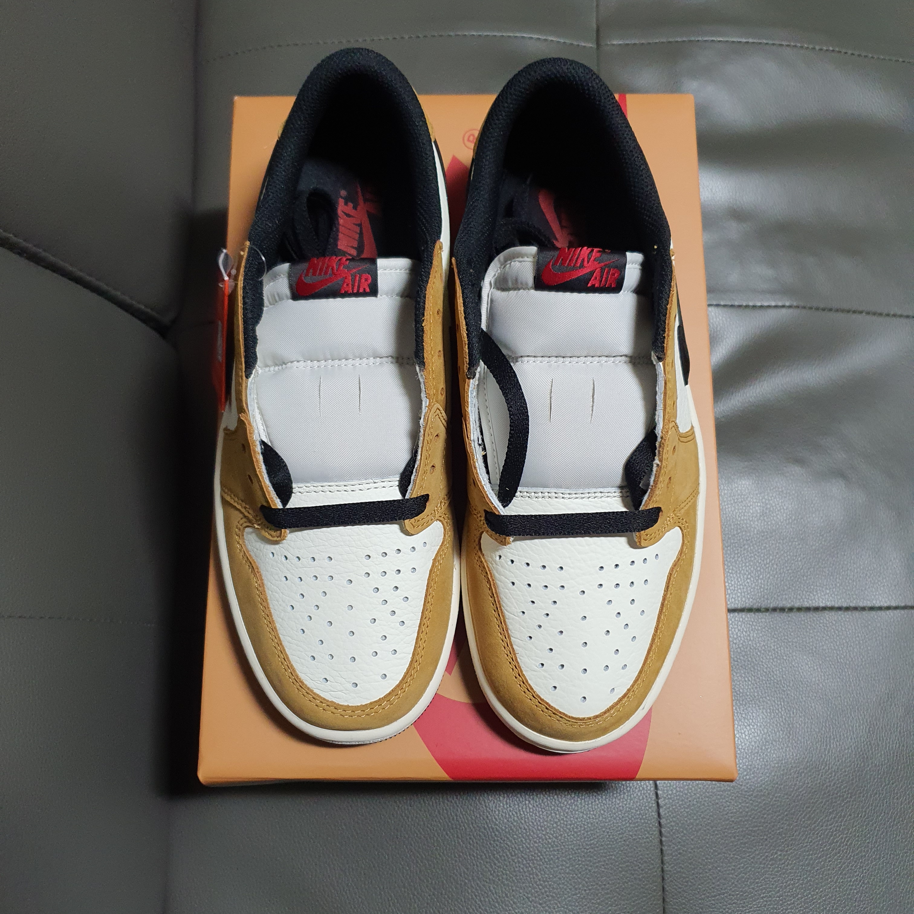 Jordan 1 Low OG Sail and Golden Harvest 착용 스타일