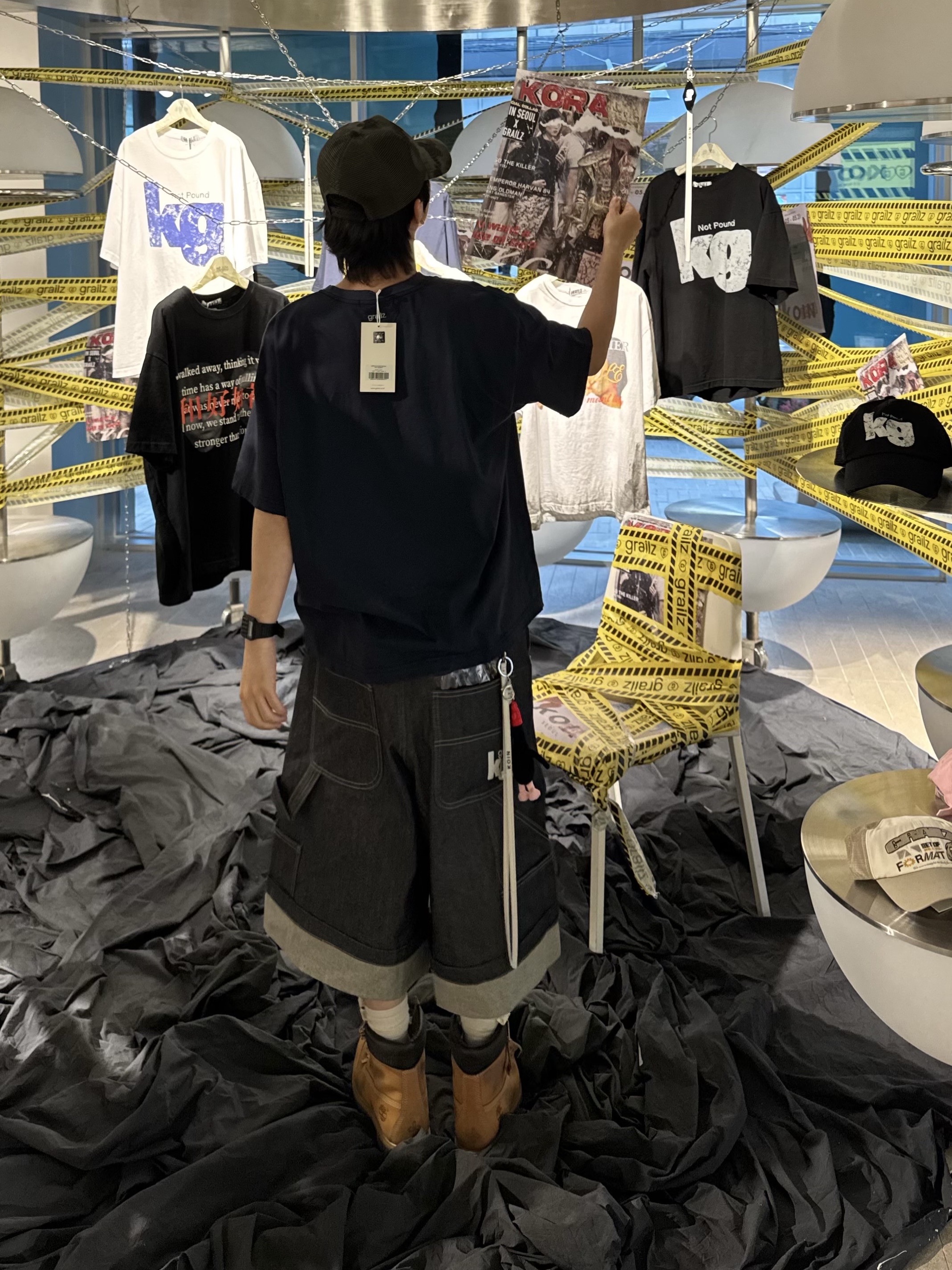 GRAILZ x KOIN SEOUL Carpenter Bermuda Denim Pants Indigo, GRAILZ x KOIN SEOUL Kg T-Shirts Navy 착용 스타일 - 2