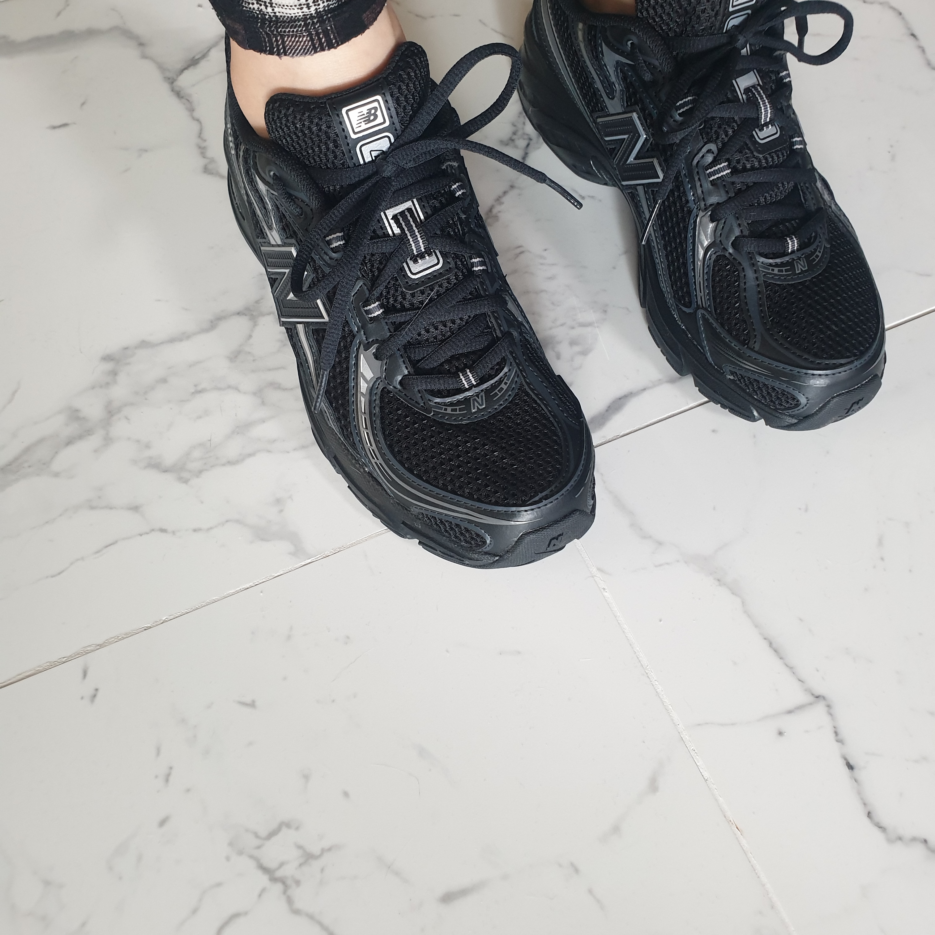 New Balance 740v2 Black Silver Metallic 착용 스타일 - 2
