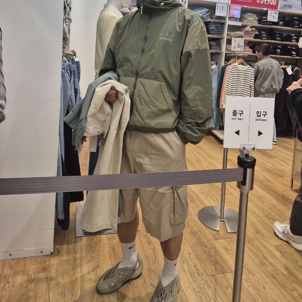 IAB Studio Wind Jacket Pack Leaf Green Silver, Adidas Yeezy Foam RNNR Sand 착용 스타일
