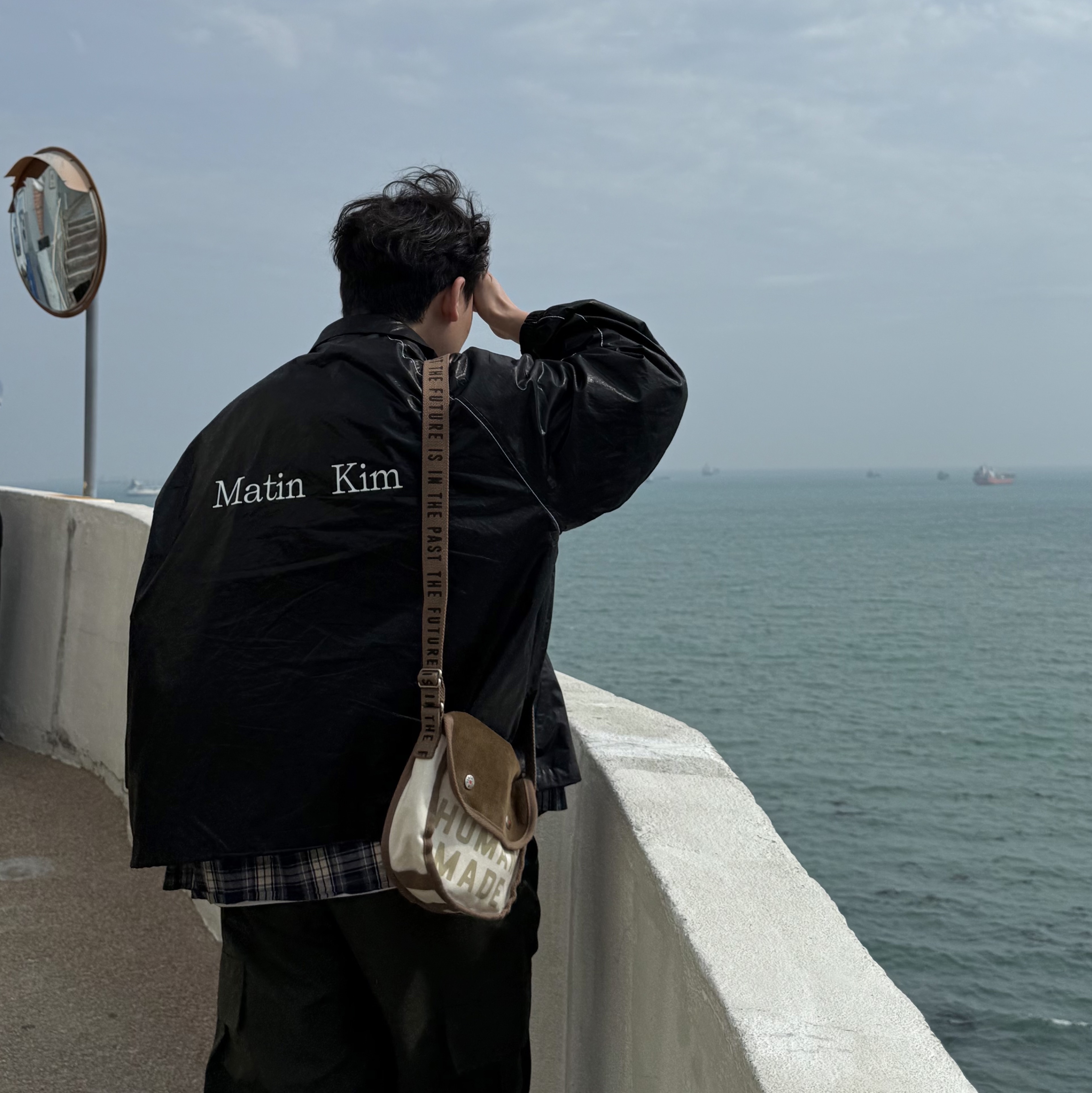 (W) Matin Kim Logo Coating Jumper Black 착용 스타일