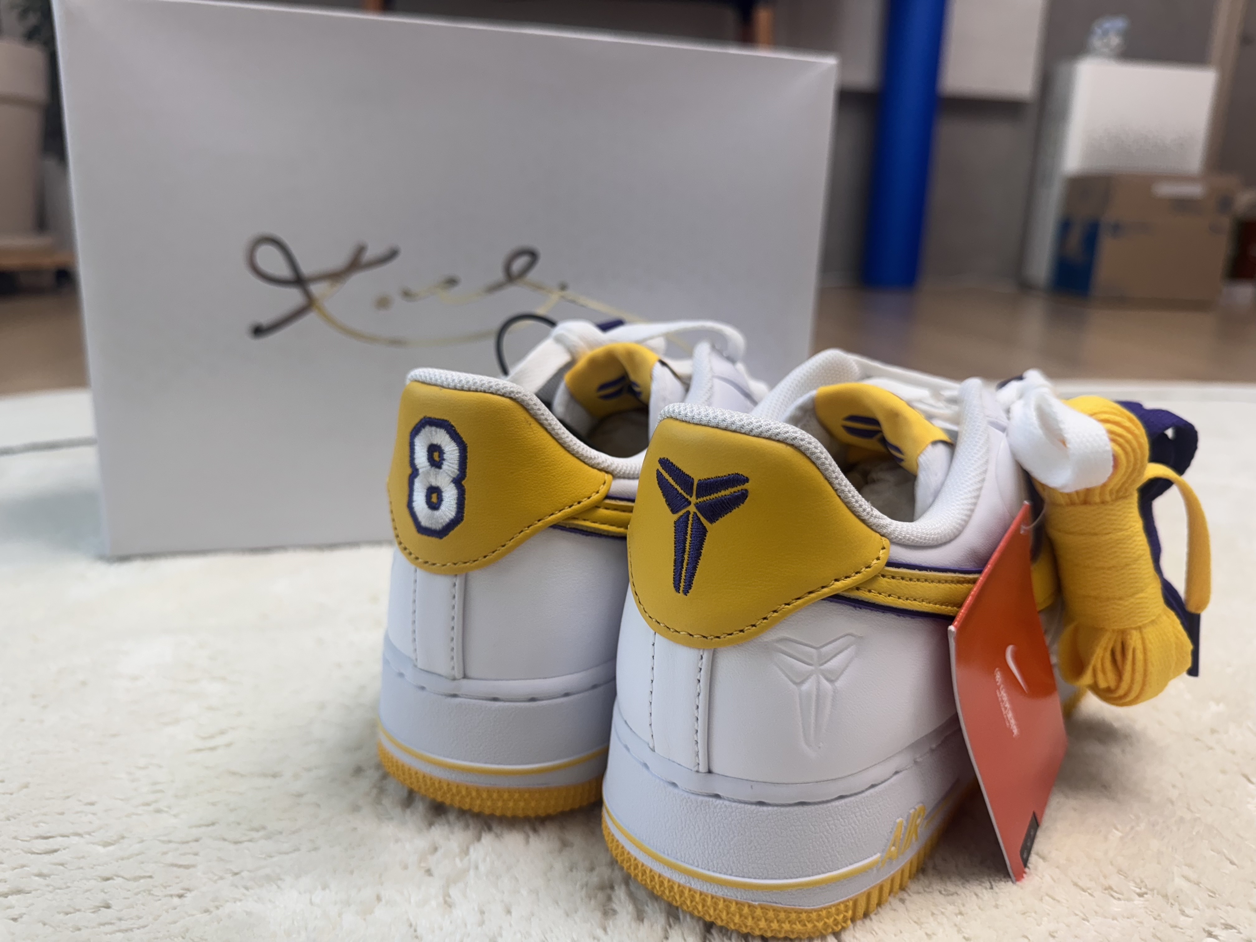 Nike x Kobe Bryant Air Force 1 Low Retro QS Varsity Maize and Varsity Purple 착용 스타일 - 3