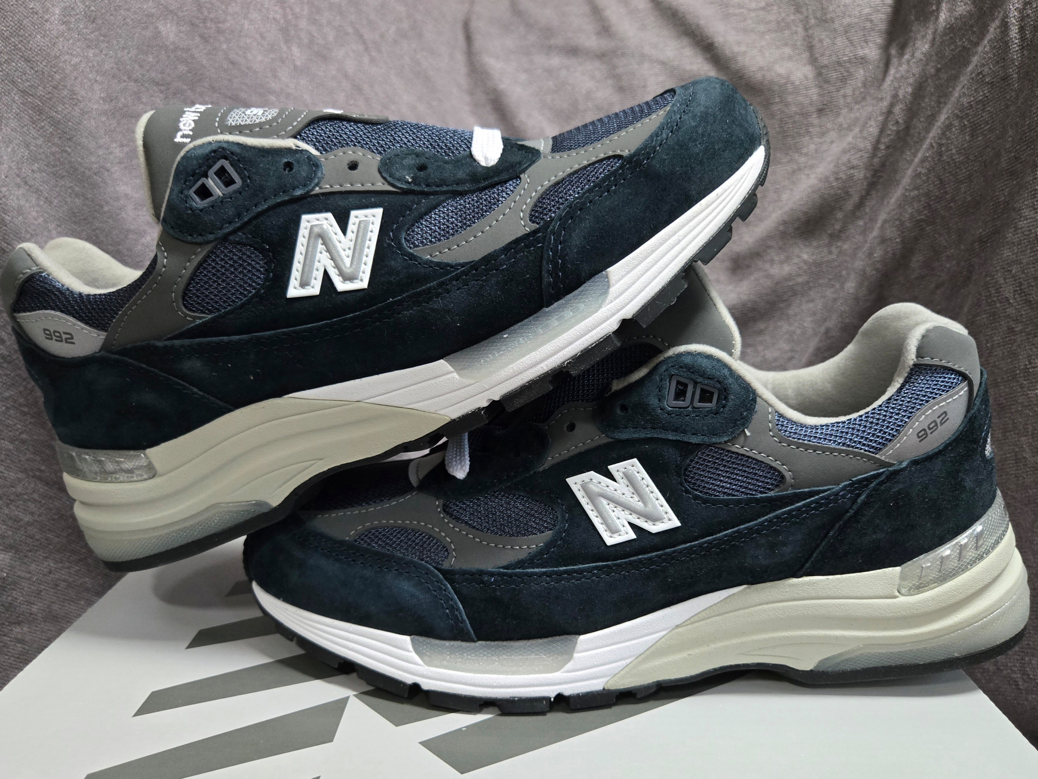 New Balance 992 Made in USA Core Navy, New Balance 992 Made in USA Core Grey Silver Metallic 착용 스타일 - 1