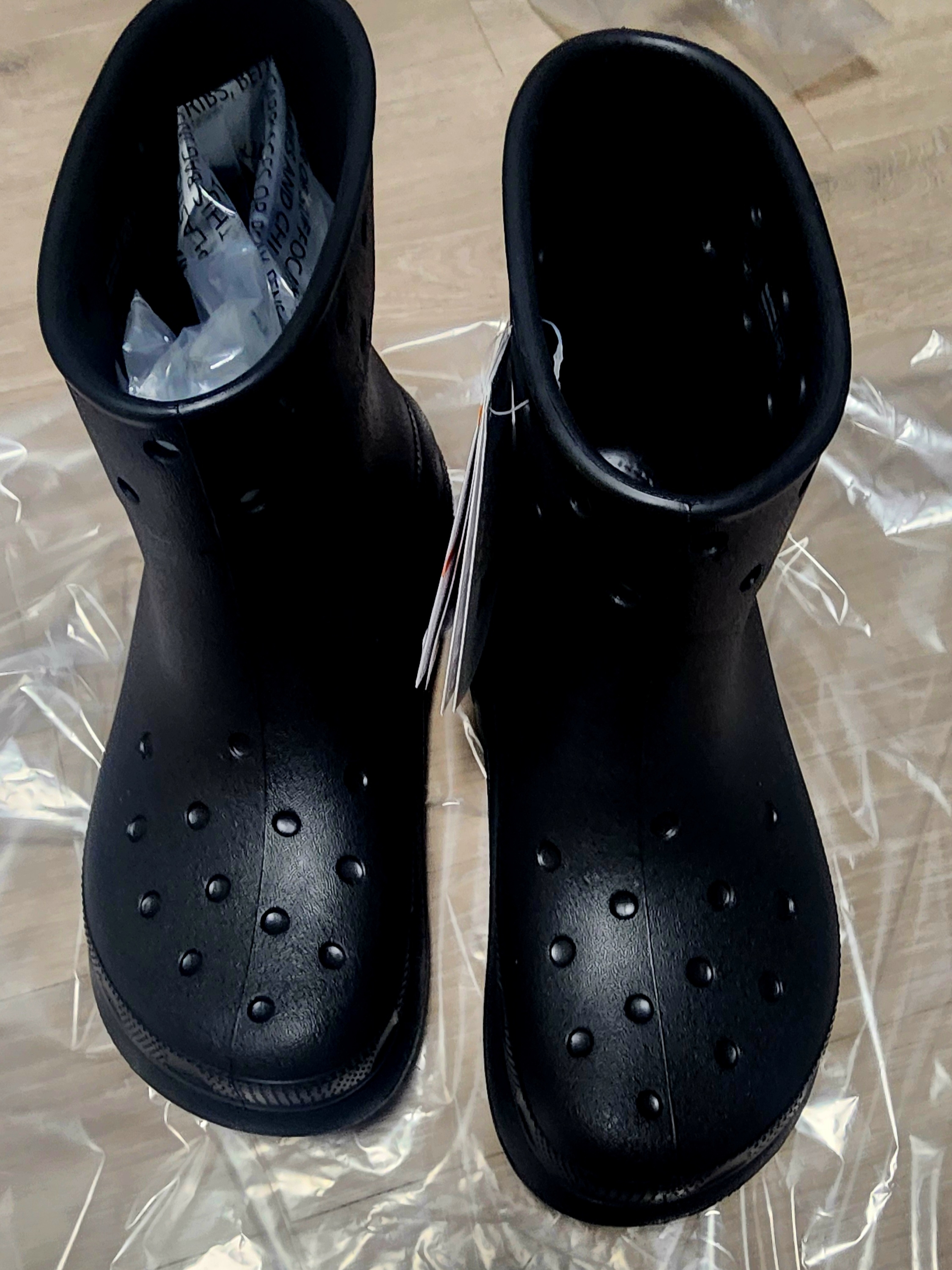 Crocs Classic Crush Boot Black 착용 스타일