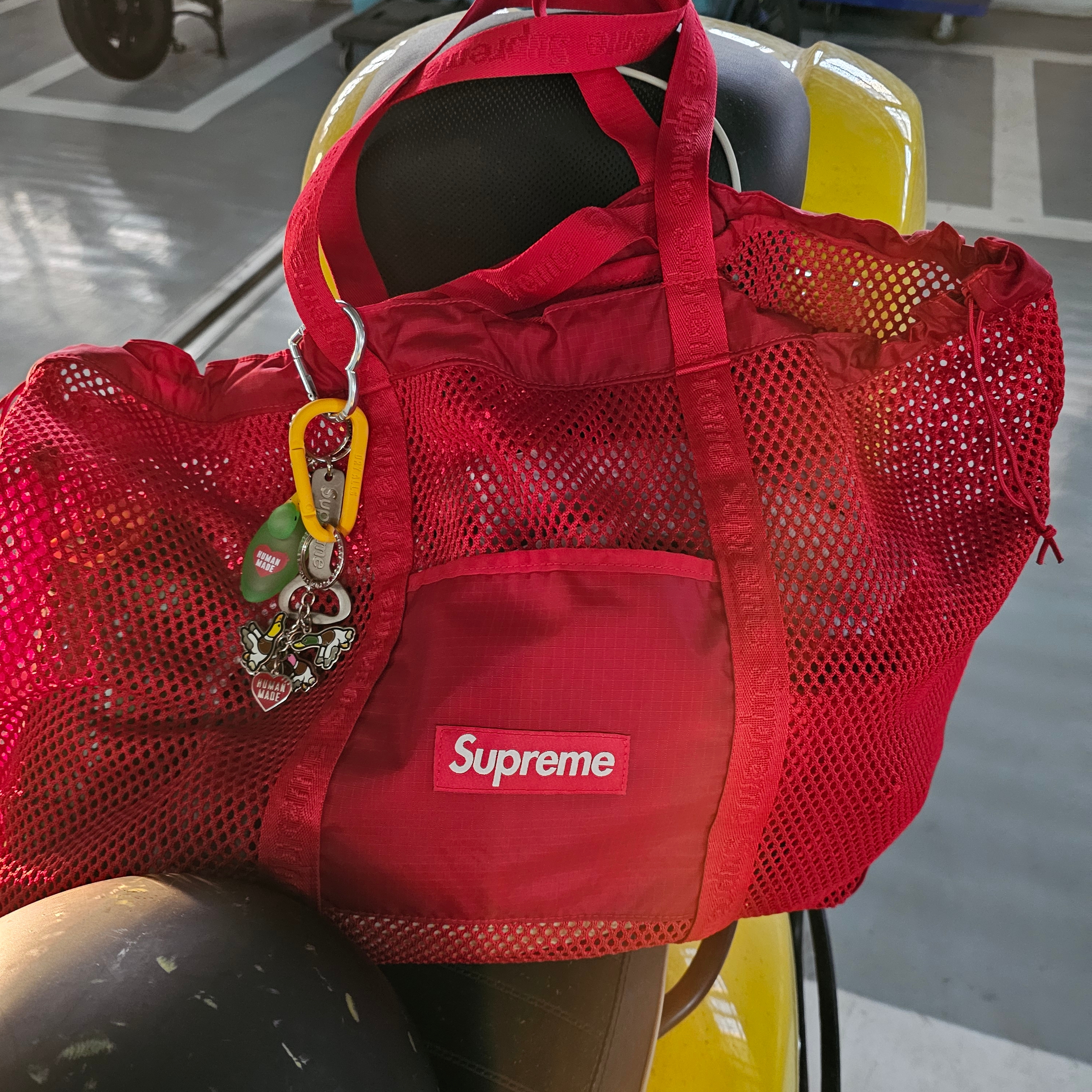 Supreme Mesh Tote Bag Red - 25SS 착용 스타일