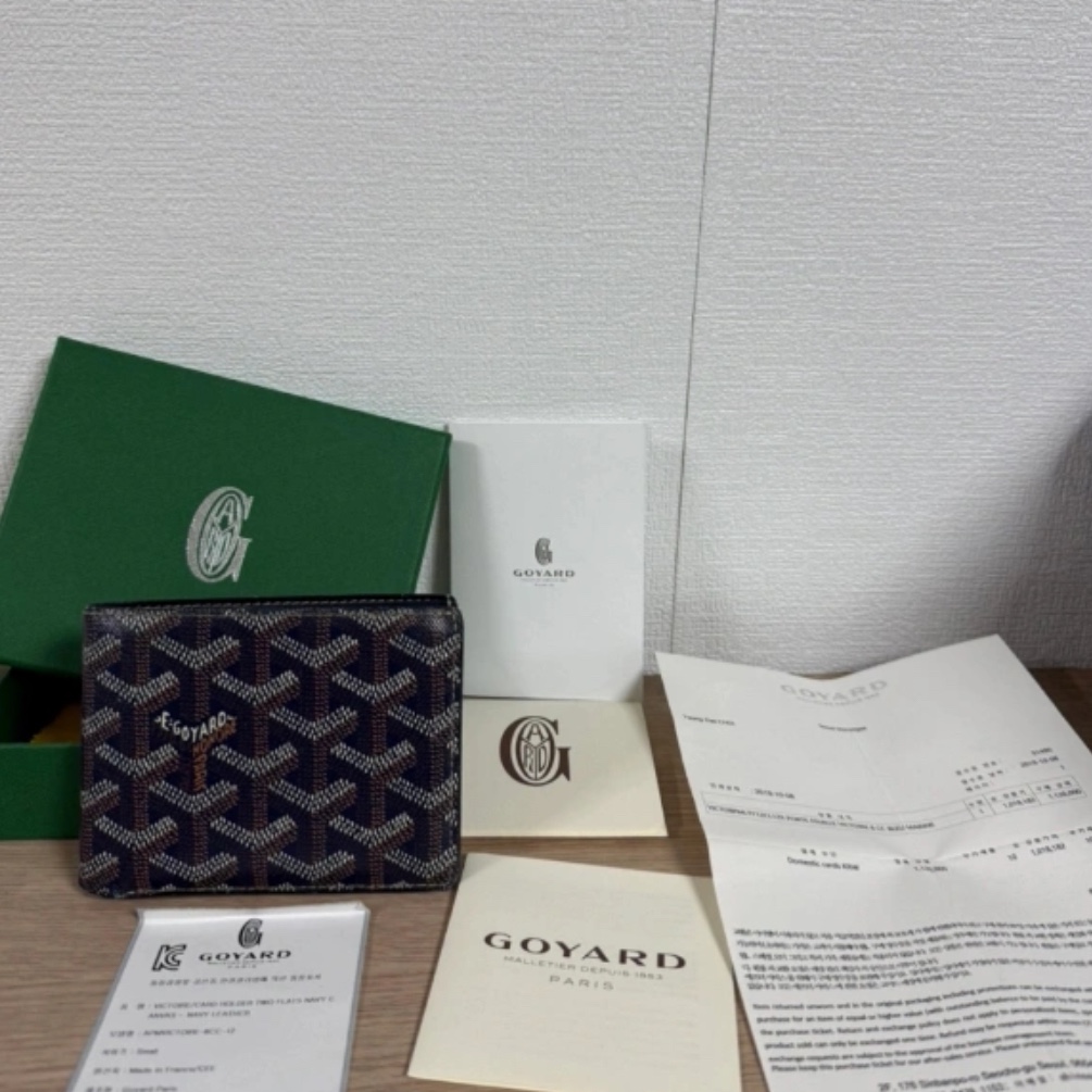 Goyard Victoire Wallet Navy Blue 착용 스타일