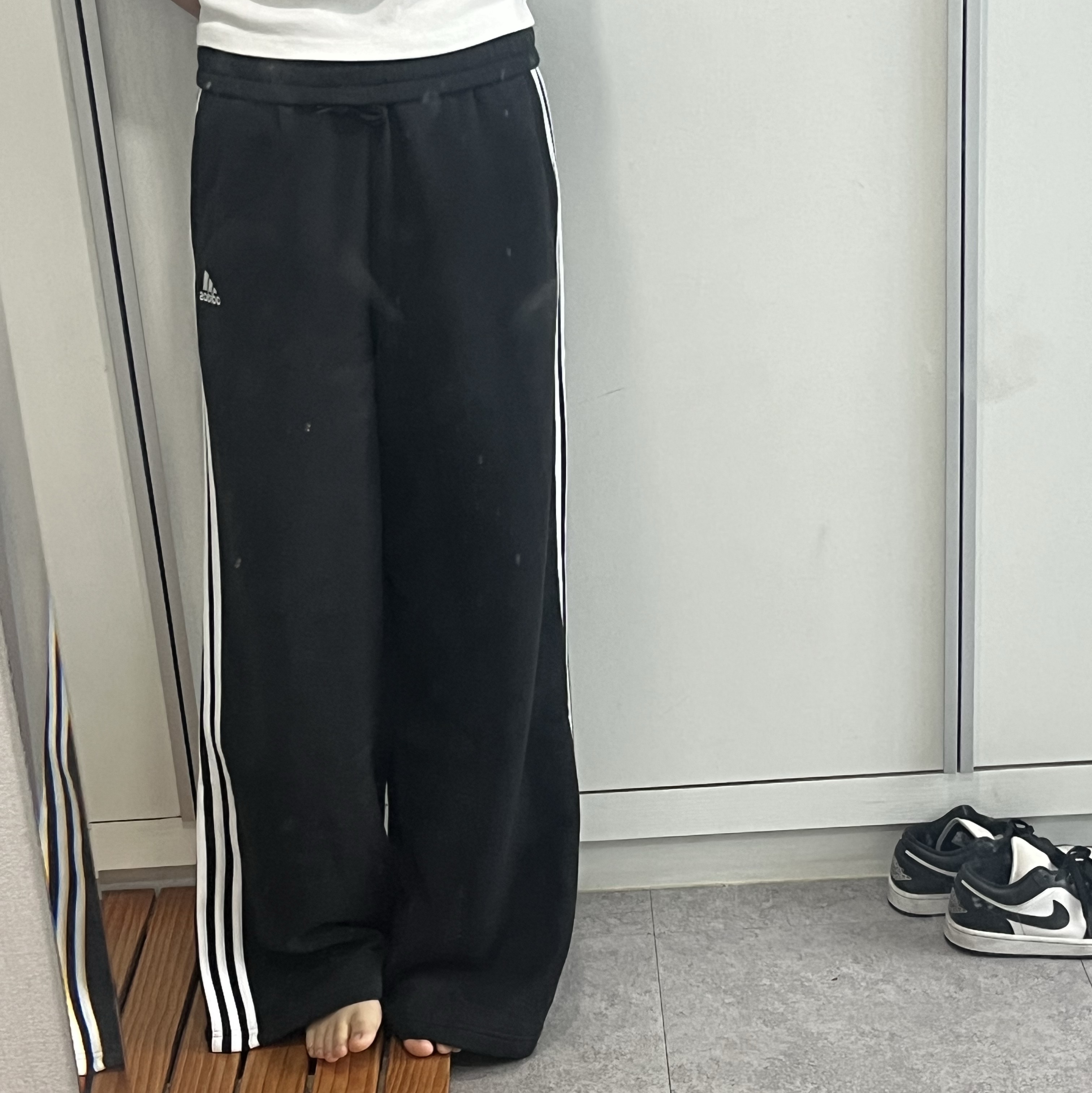 (W) Adidas Essentials 3-Stripes French Terry Wide Pants Black - US Sizing 착용 스타일