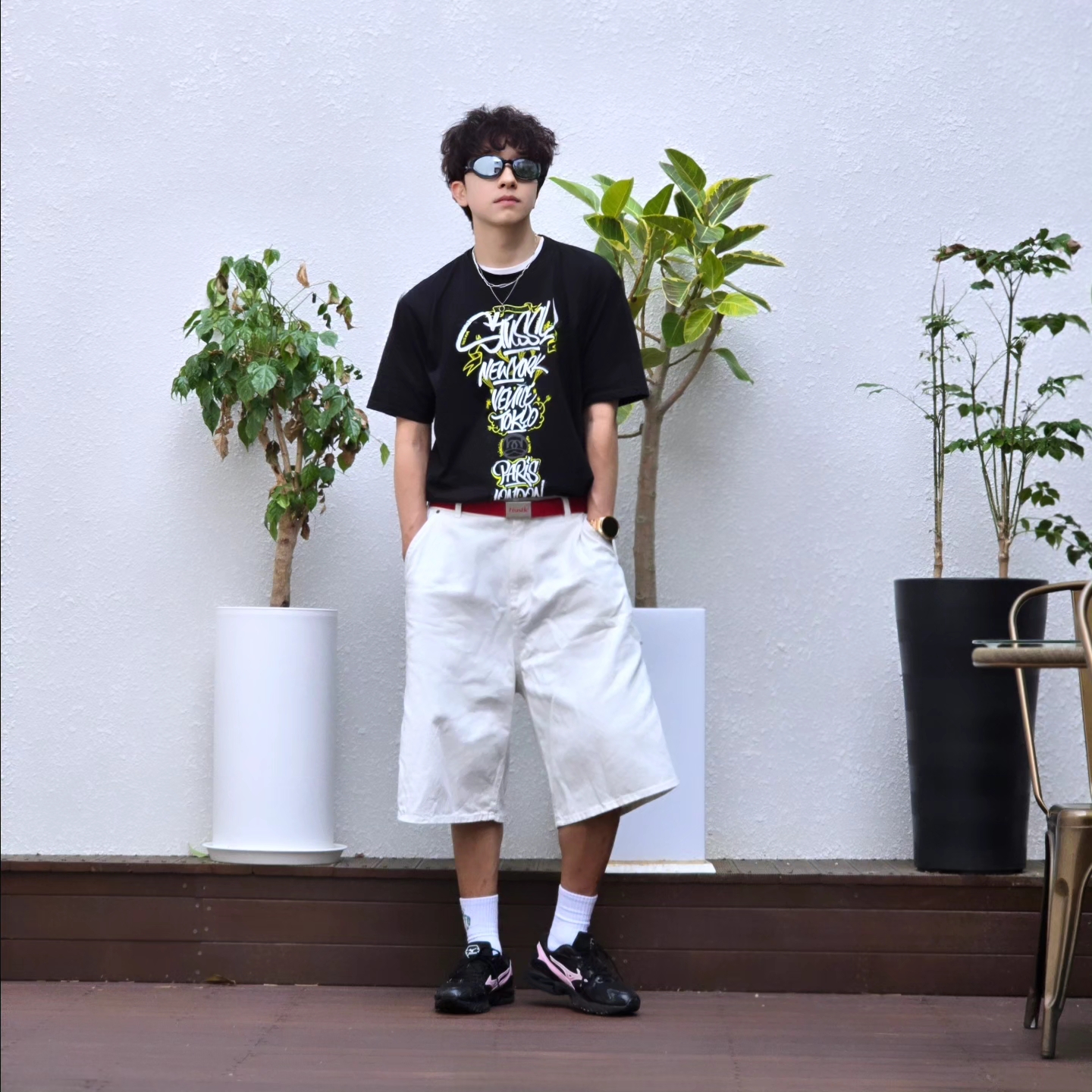 Stussy x Born X Raised Handstyles T-Shirt Black, True Religion Hustle Webbing Belt Red 착용 스타일 - 3