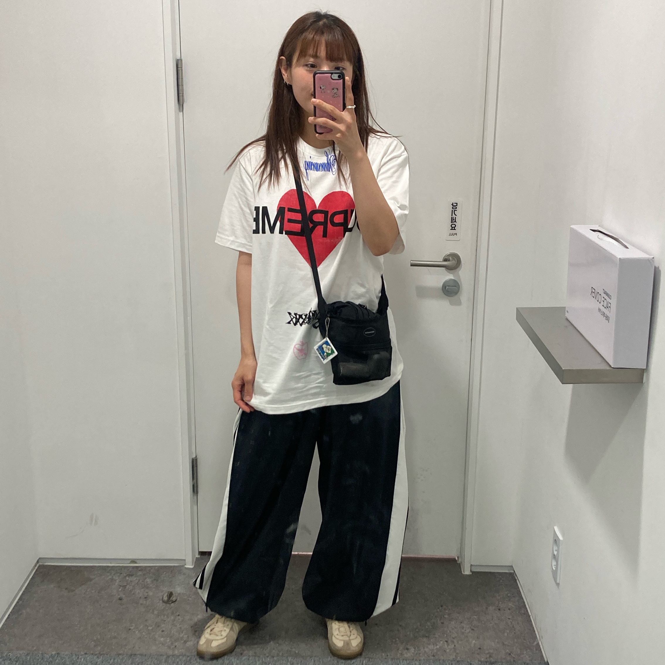 Supreme Announcing T-Shirt White - 25SS, Reproduction of Found German Military Trainer 1700L Panna 착용 스타일