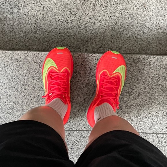 Nike Zoom Fly 6 Bright Crimson Lime Blast 착용 스타일 - 2