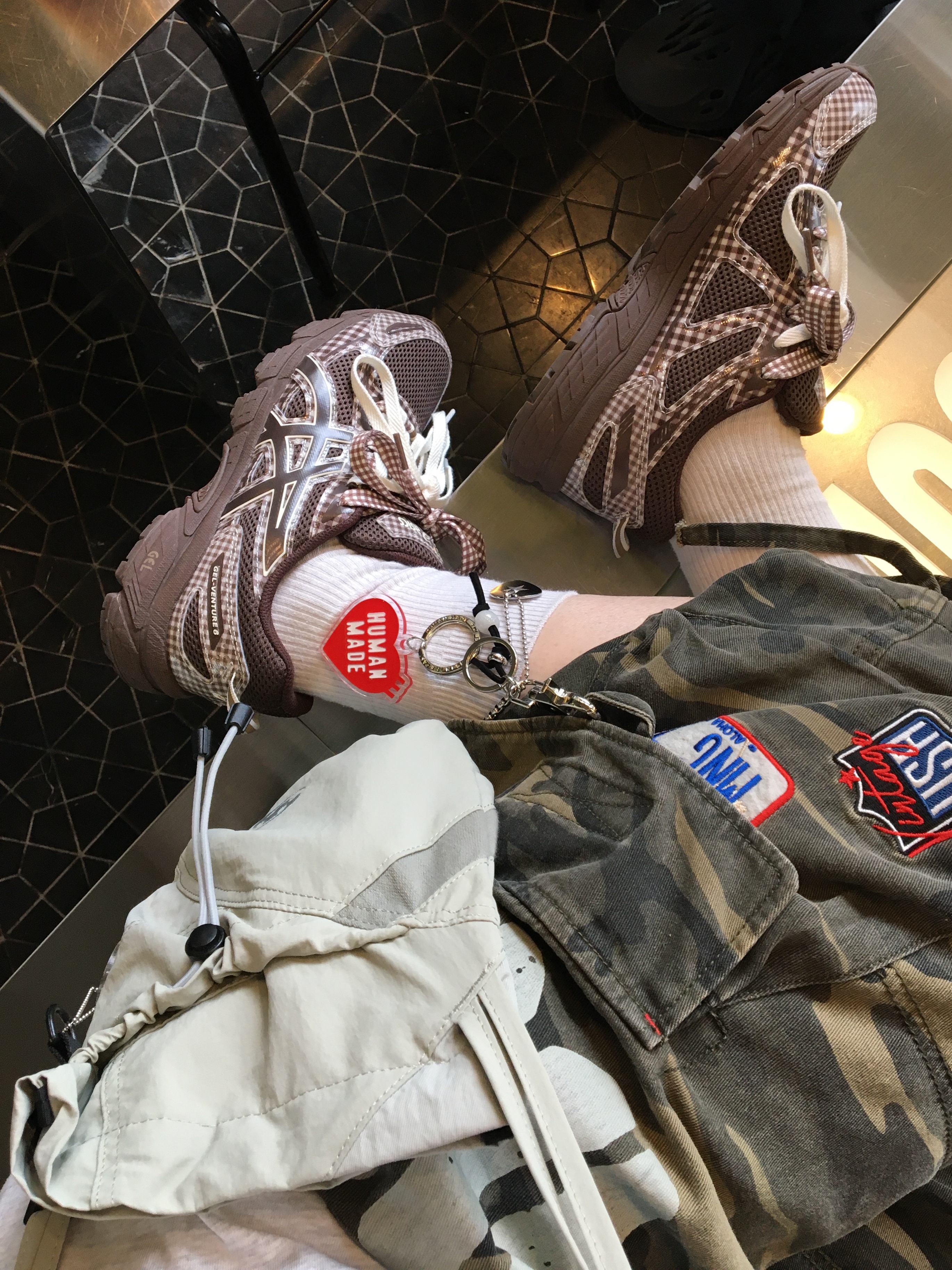 Asics x Story mfg. Gel-Venture 6 Reddish Brown, Human Made Heart Keyring Red 착용 스타일