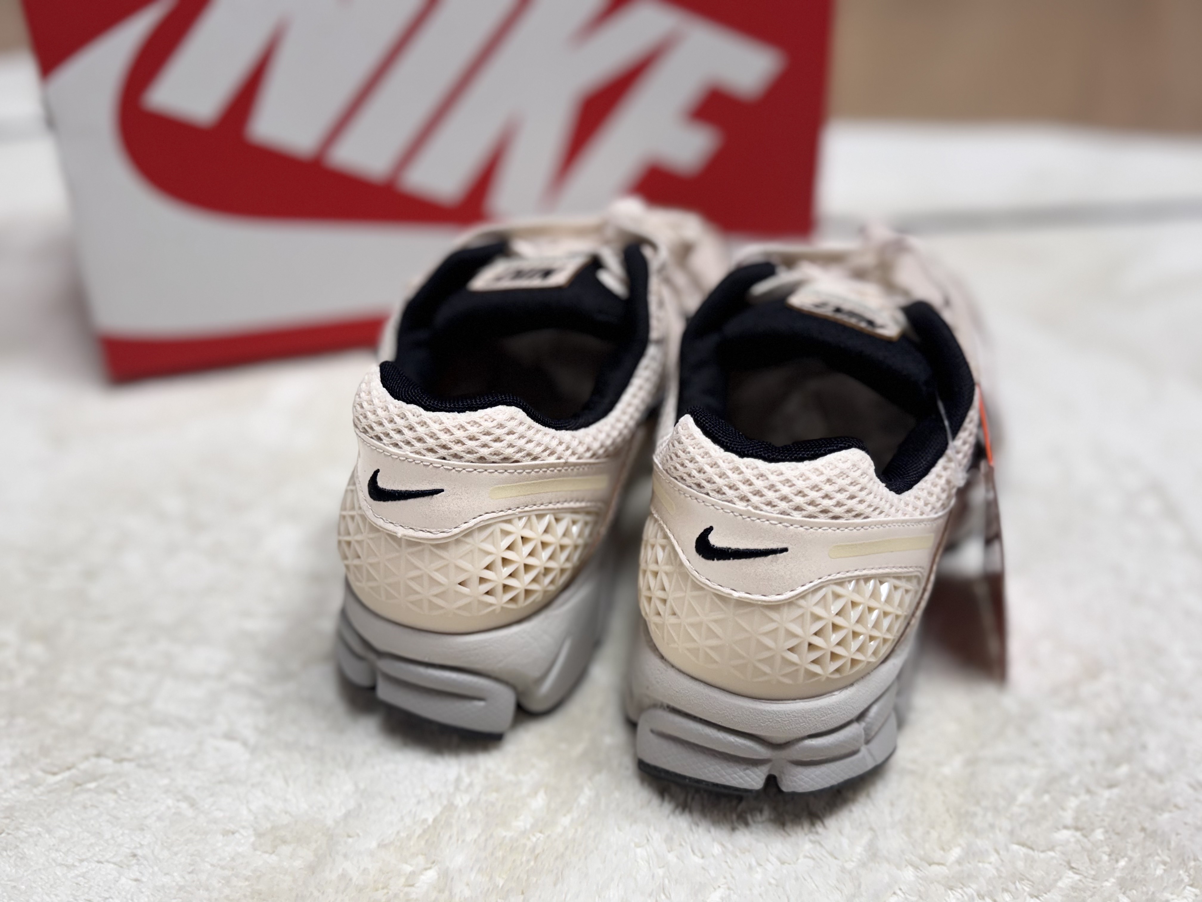 (W) Nike Zoom Vomero 5 Pearl White Chrome 착용 스타일 - 2