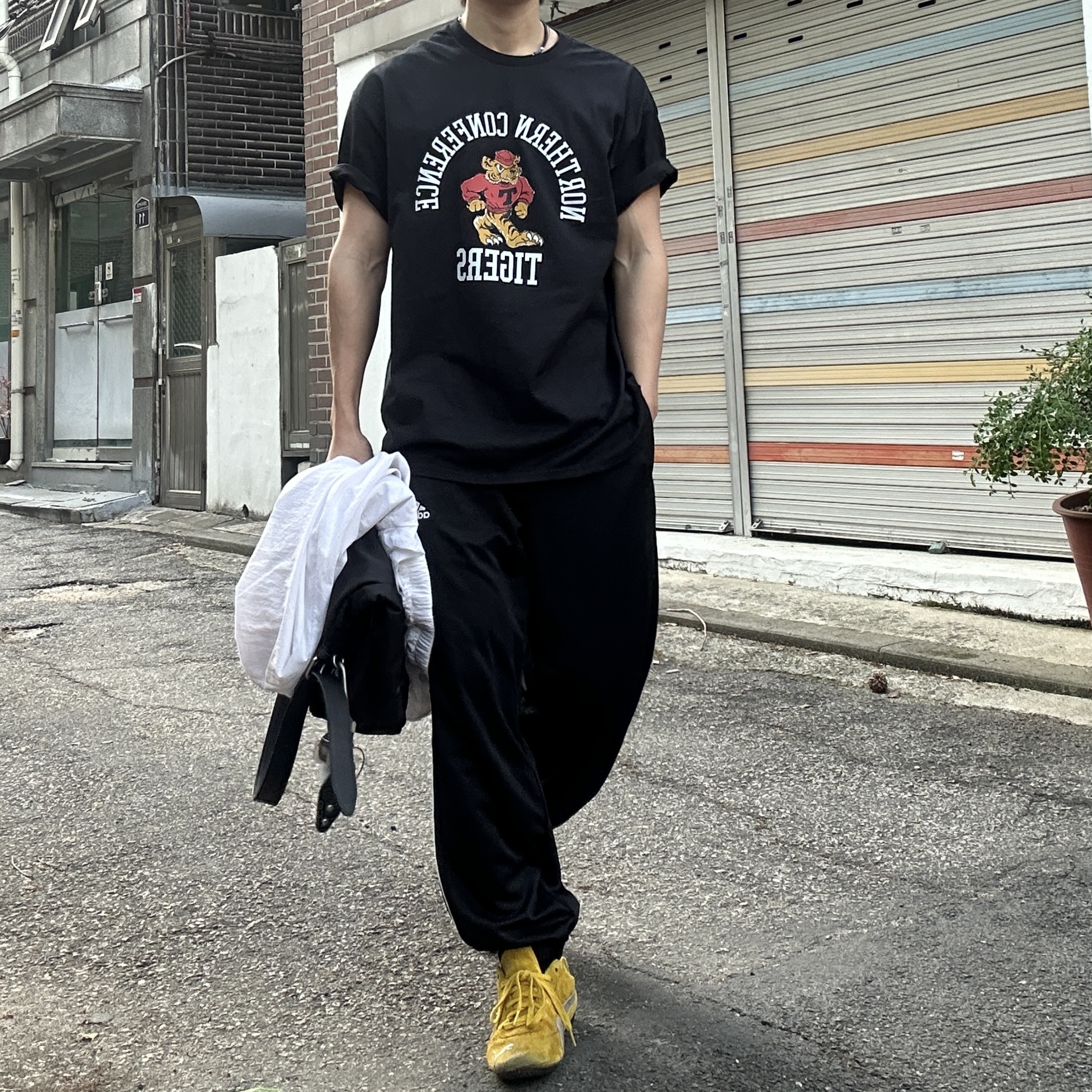 Gildan X American Collection Tiger T-Shirt Black 착용 스타일 - 6