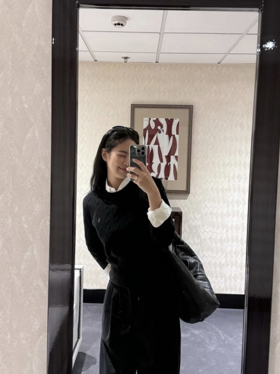 Lemaire Fortune Croissant Bag Soft Nappa Leather Black 착용 스타일