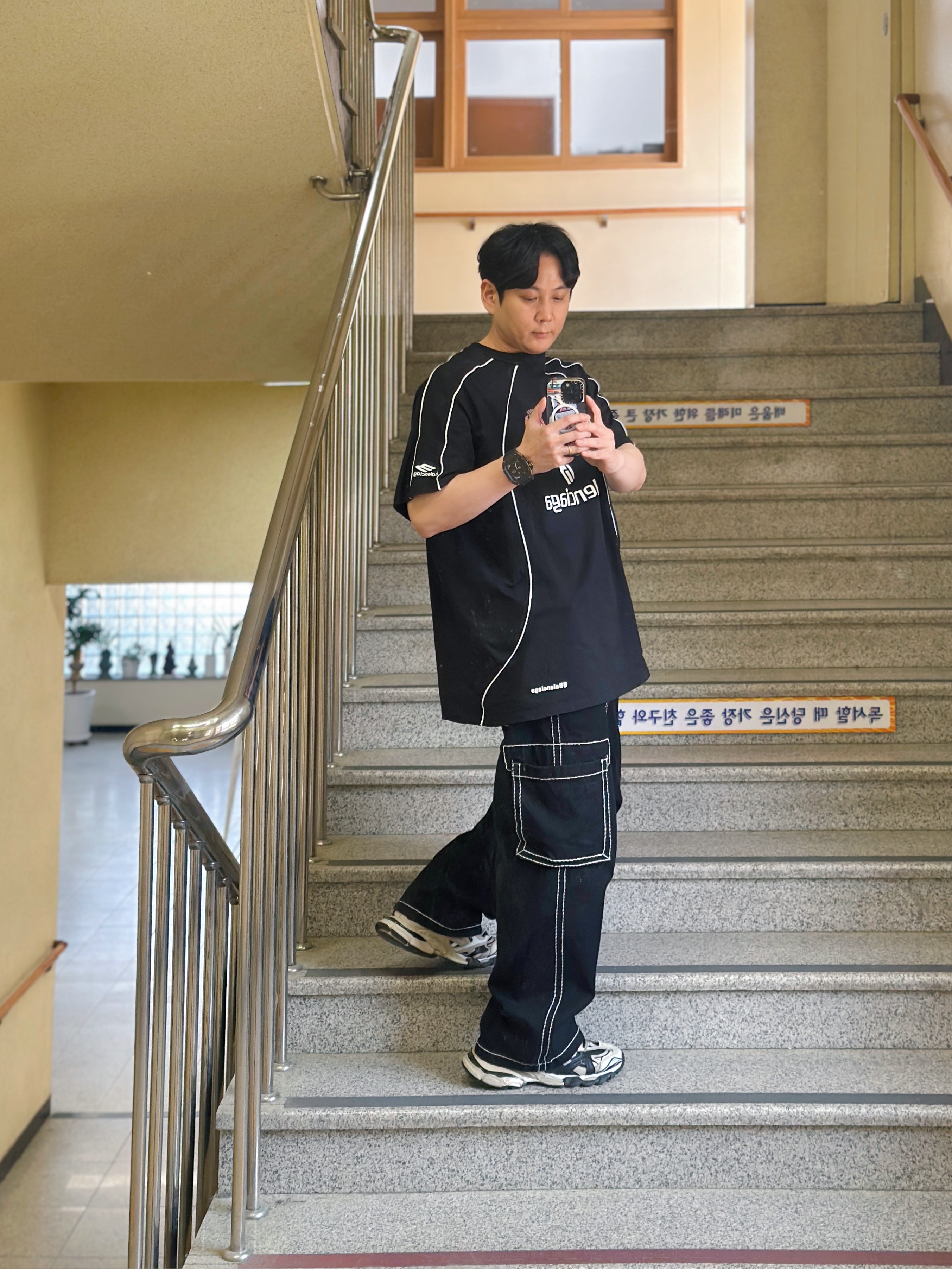 True Religion Classic Cargo Pants Mk-1 Black, Balenciaga Soccer Series Barcelona Soccer Oversized T-Shirt Black 착용 스타일 - 2