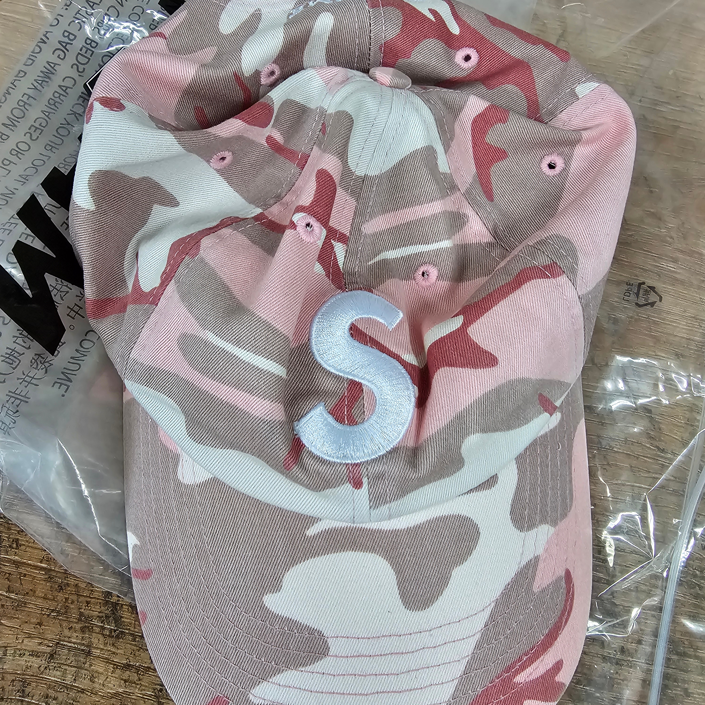 Supreme Pigment Coated S Logo 6-Panel Pink Camo - 25SS 착용 스타일