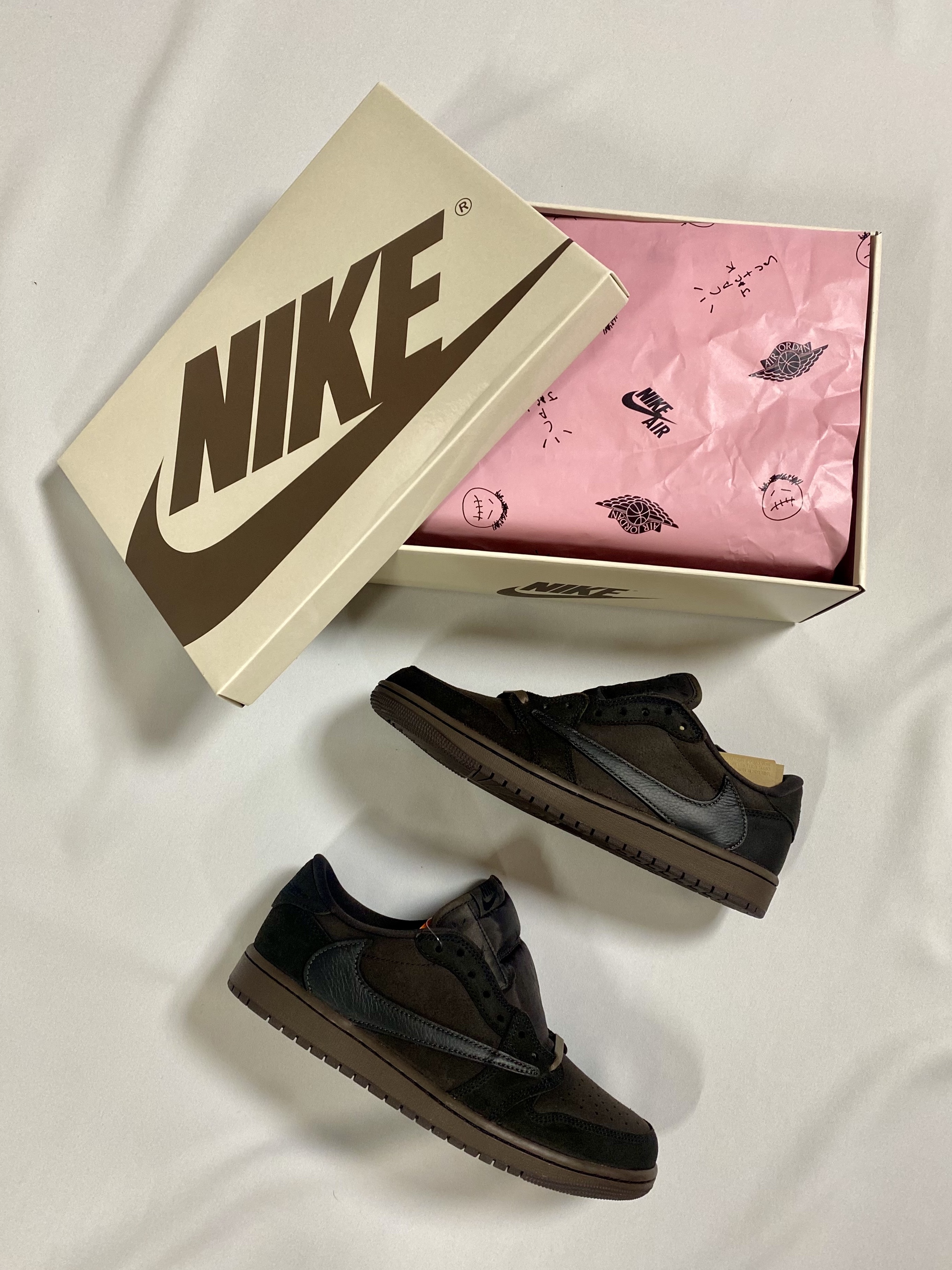 Jordan 1 x Travis Scott Retro Low OG SP Velvet Brown and Dark Mocha 착용 스타일