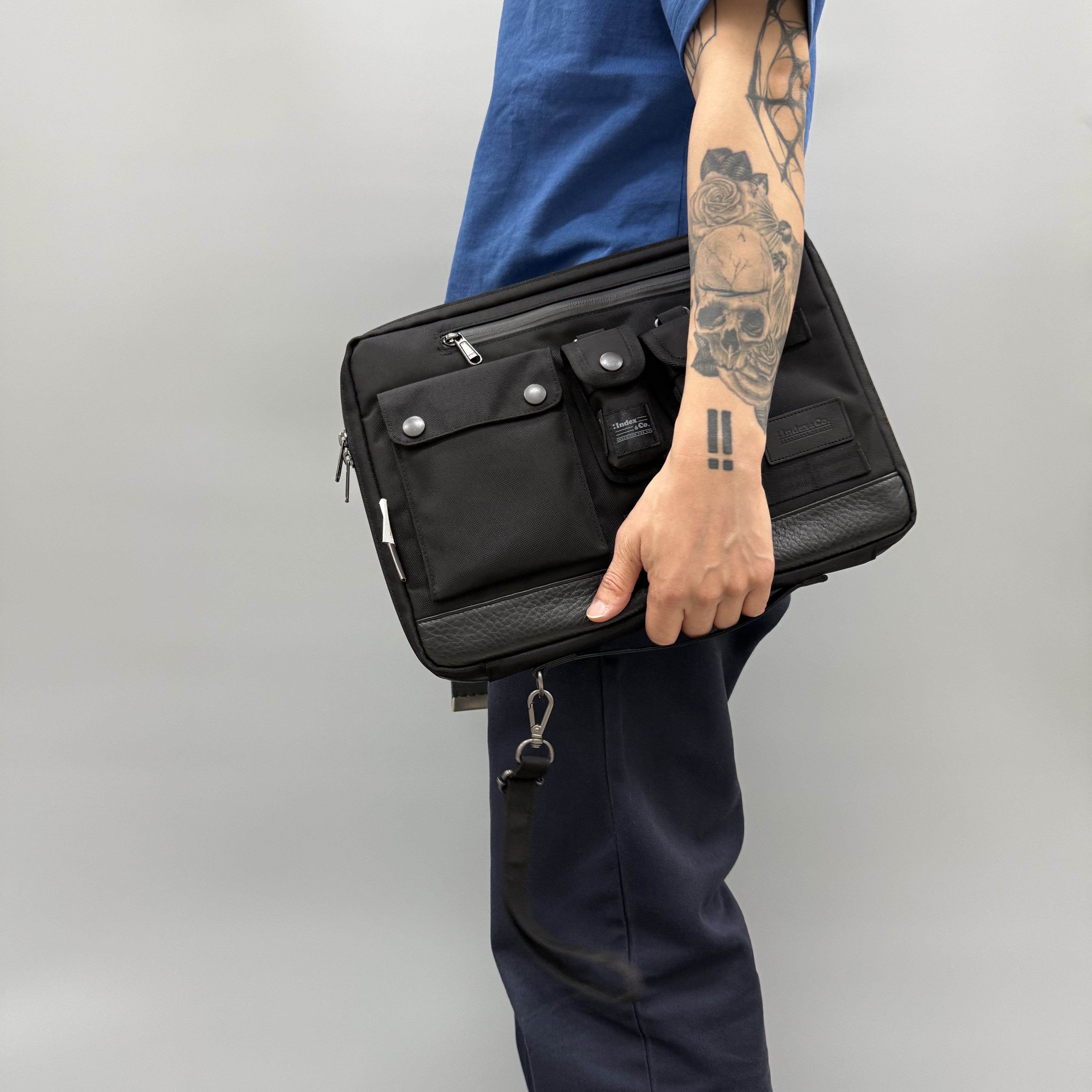 Index&Co. Gadget Document Case Black, Index&Co. Gadget Lip Balm Case Black 착용 스타일