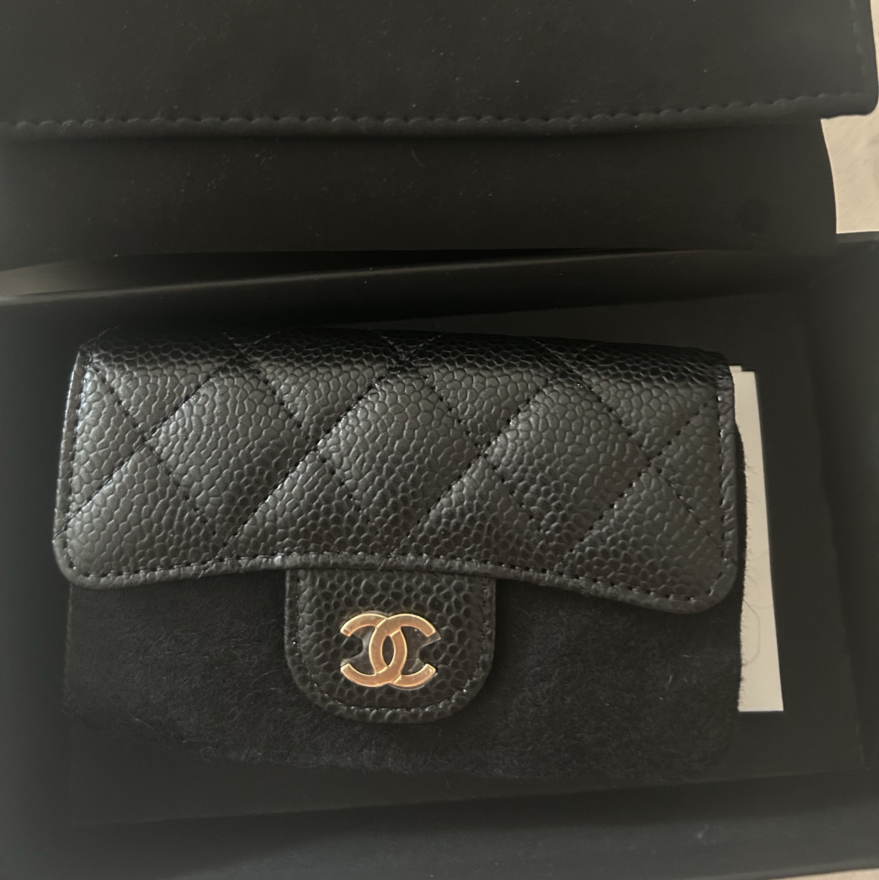 Chanel Classic Card Holder Grained Calfskin & Gold Black 착용 스타일