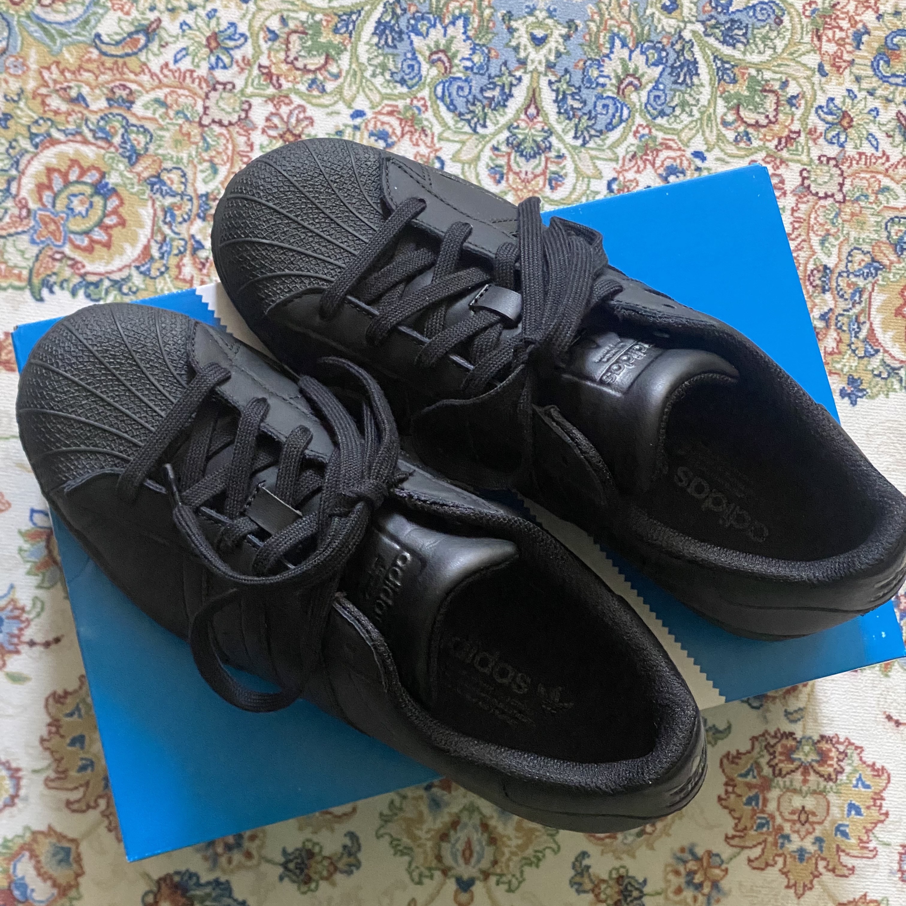 Adidas Superstar Triple Black 착용 스타일 - 1