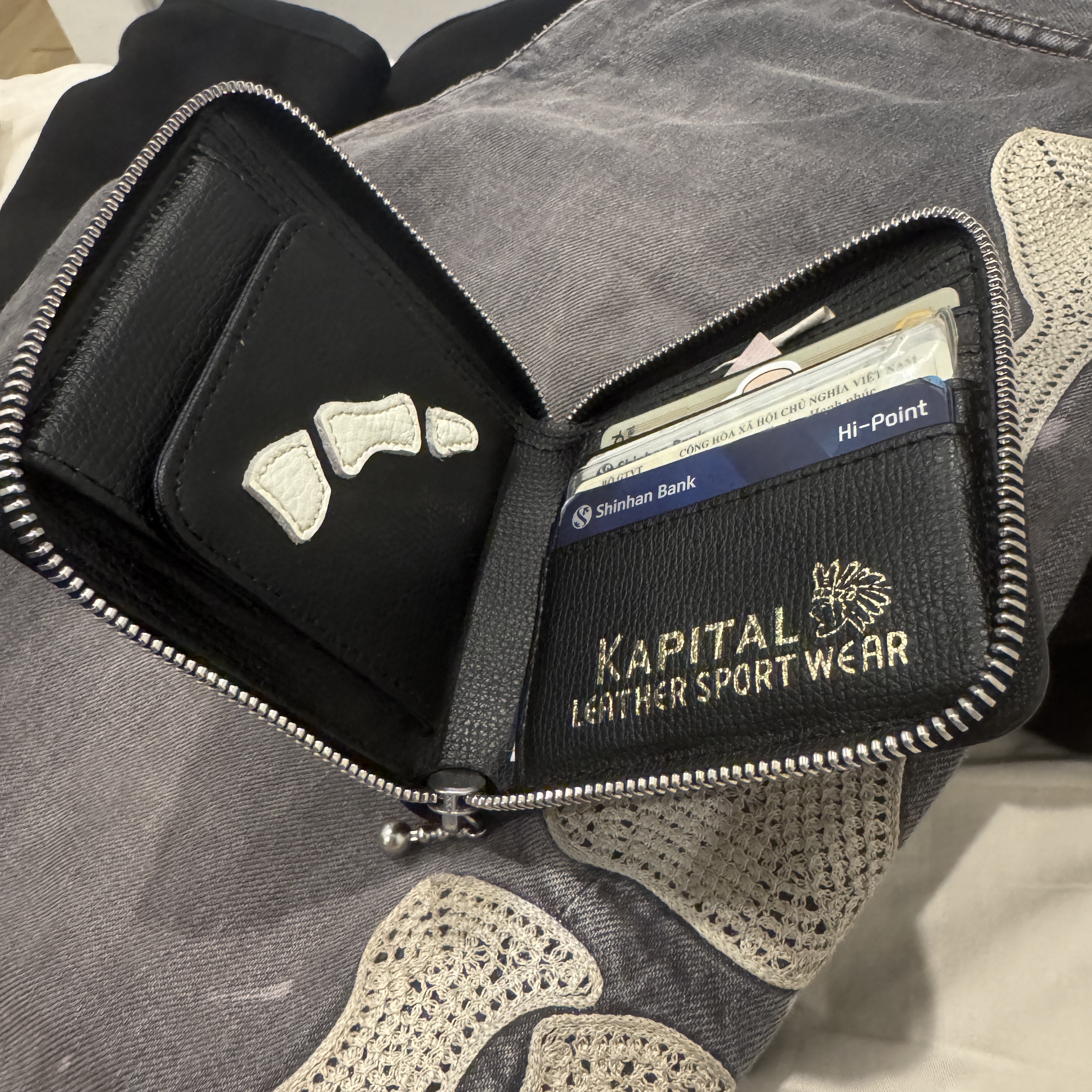 Kapital Thumbs Up Bone Hand Zip Wallet Black, Kapital 14 oz. Denim 5P Bone Embroidery Short Pants Black 착용 스타일 - 2