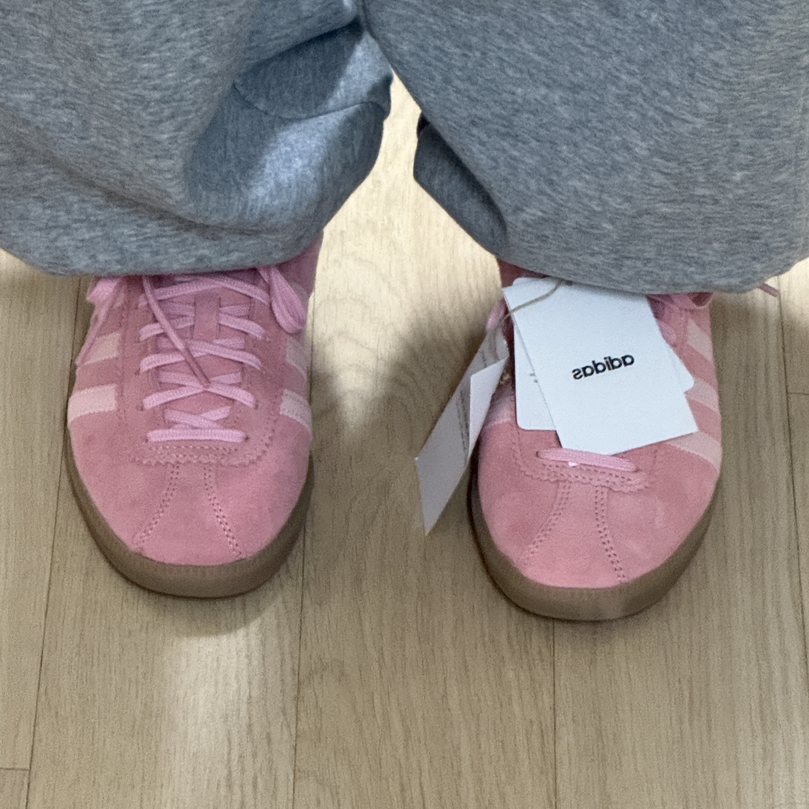Adidas Bermuda Glow Pink 착용 스타일 - 2
