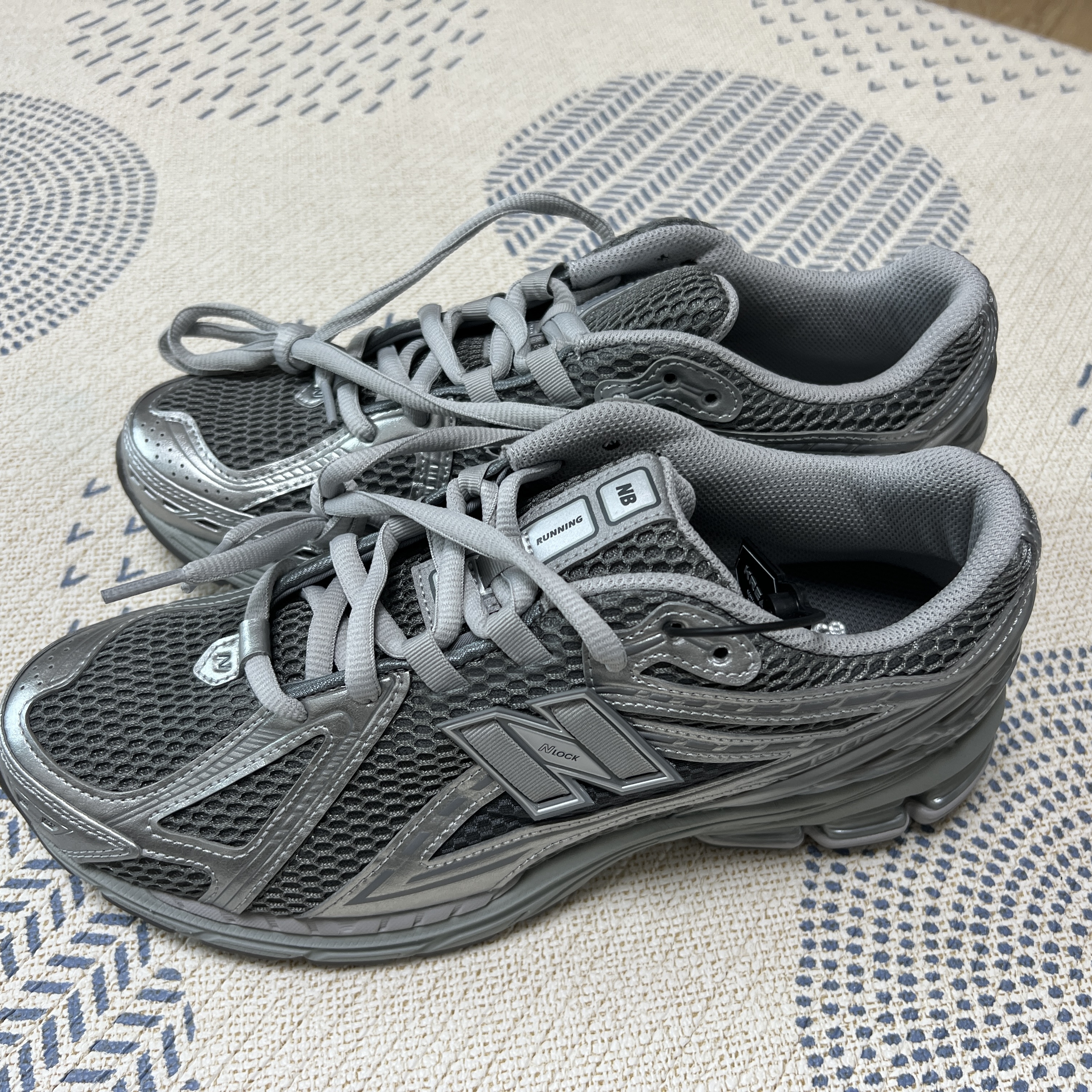 New Balance 1906R Harbor Grey Silver Metalic 착용 스타일